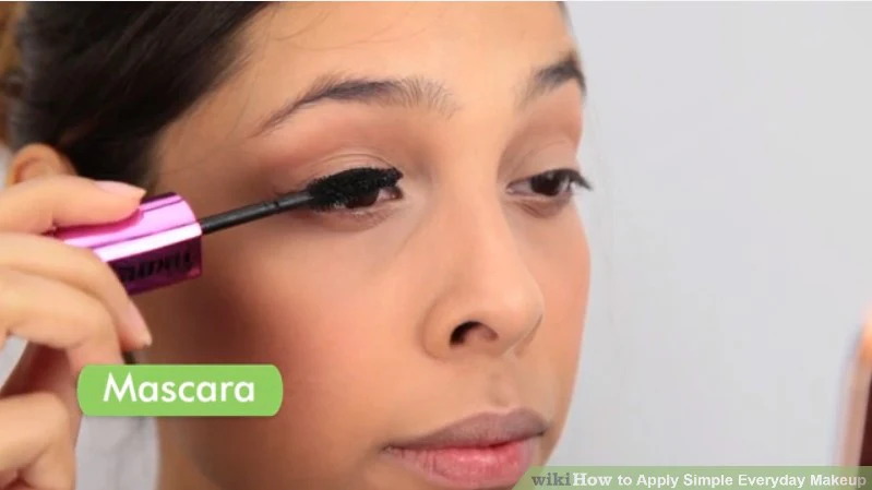 Bước 10: Chuốt mascara để làm dày và cong mi