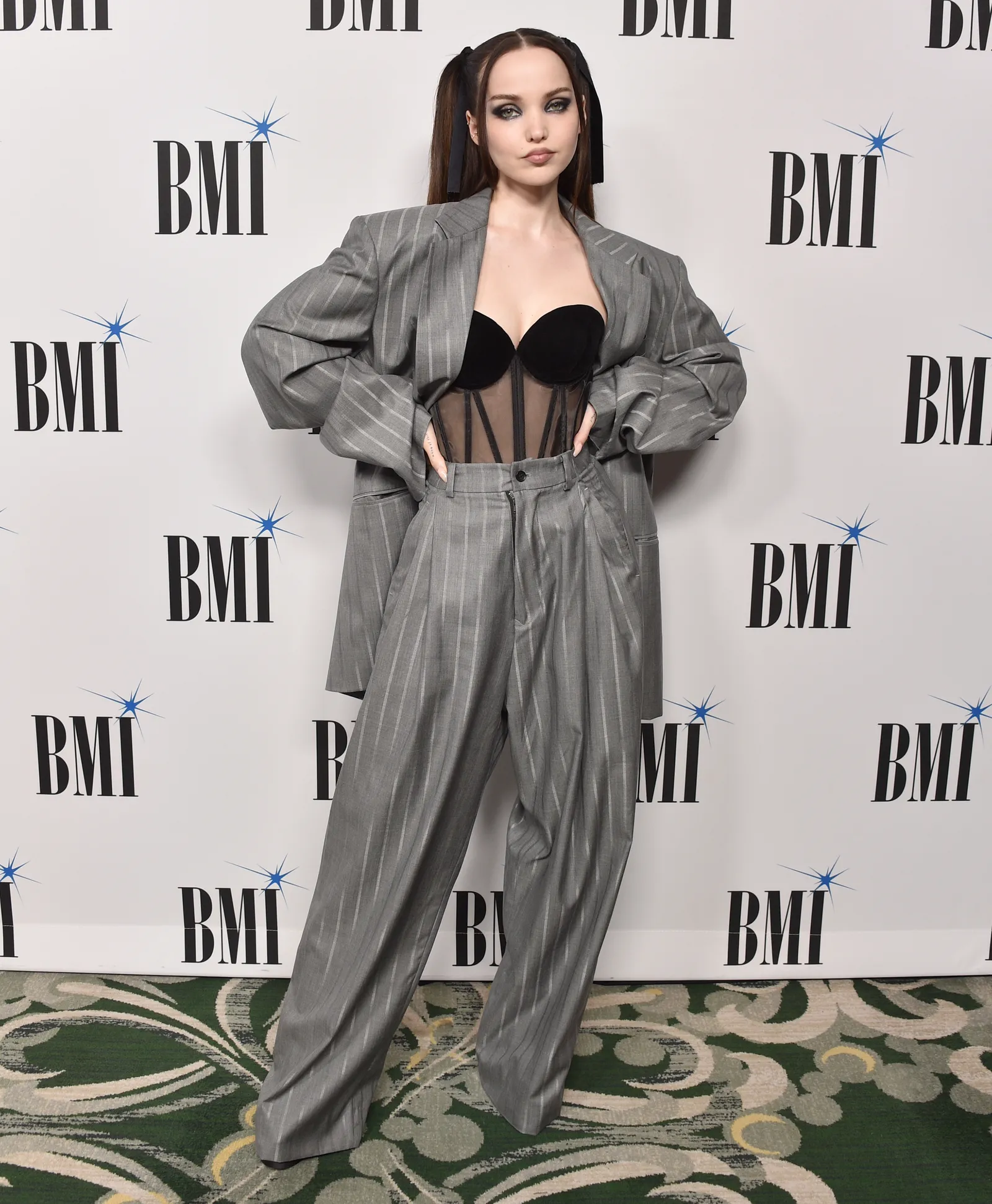 Dove Cameron diện corset kết hợp suit