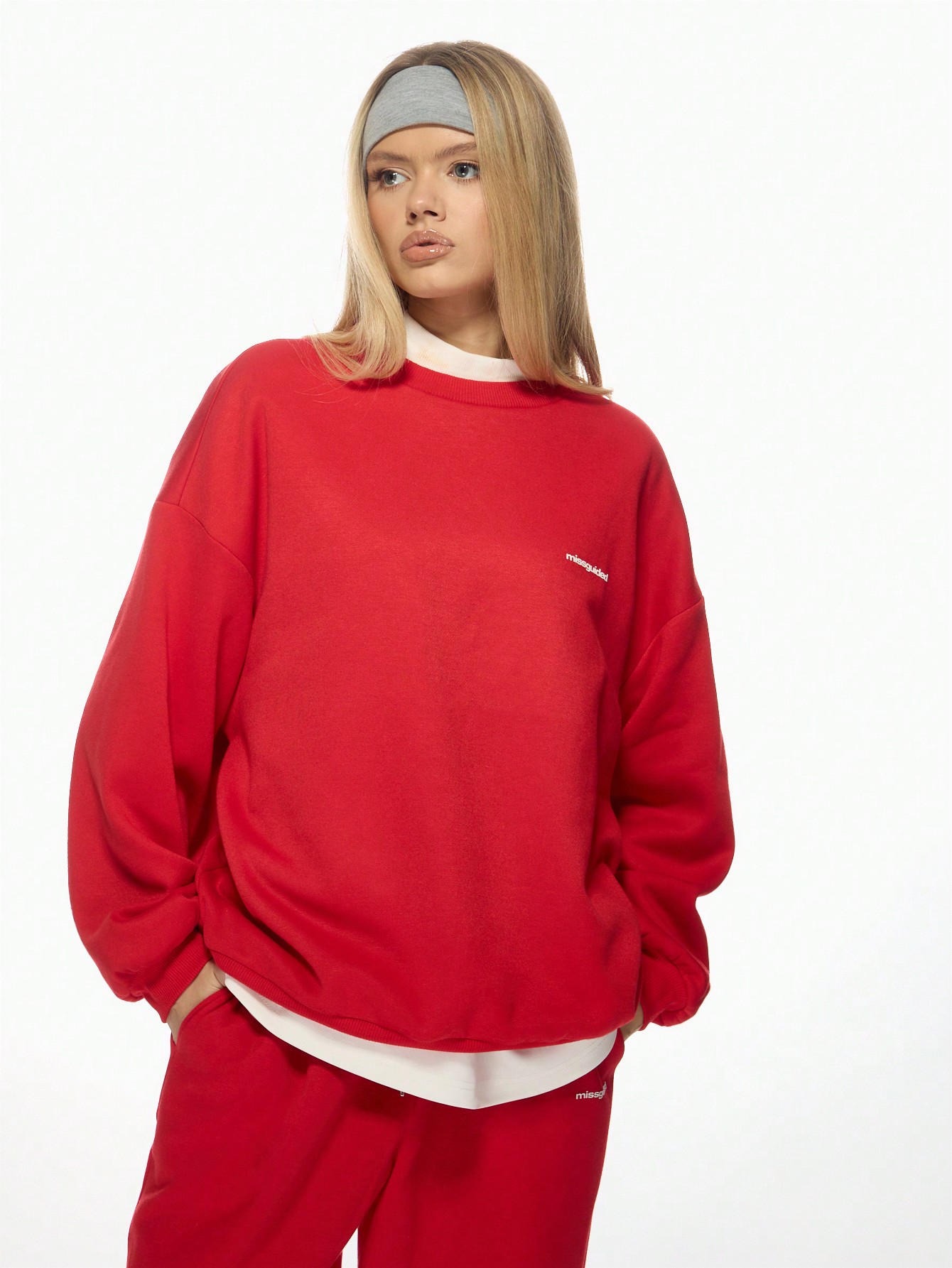 Mix áo cổ tròn với áo khoác oversized