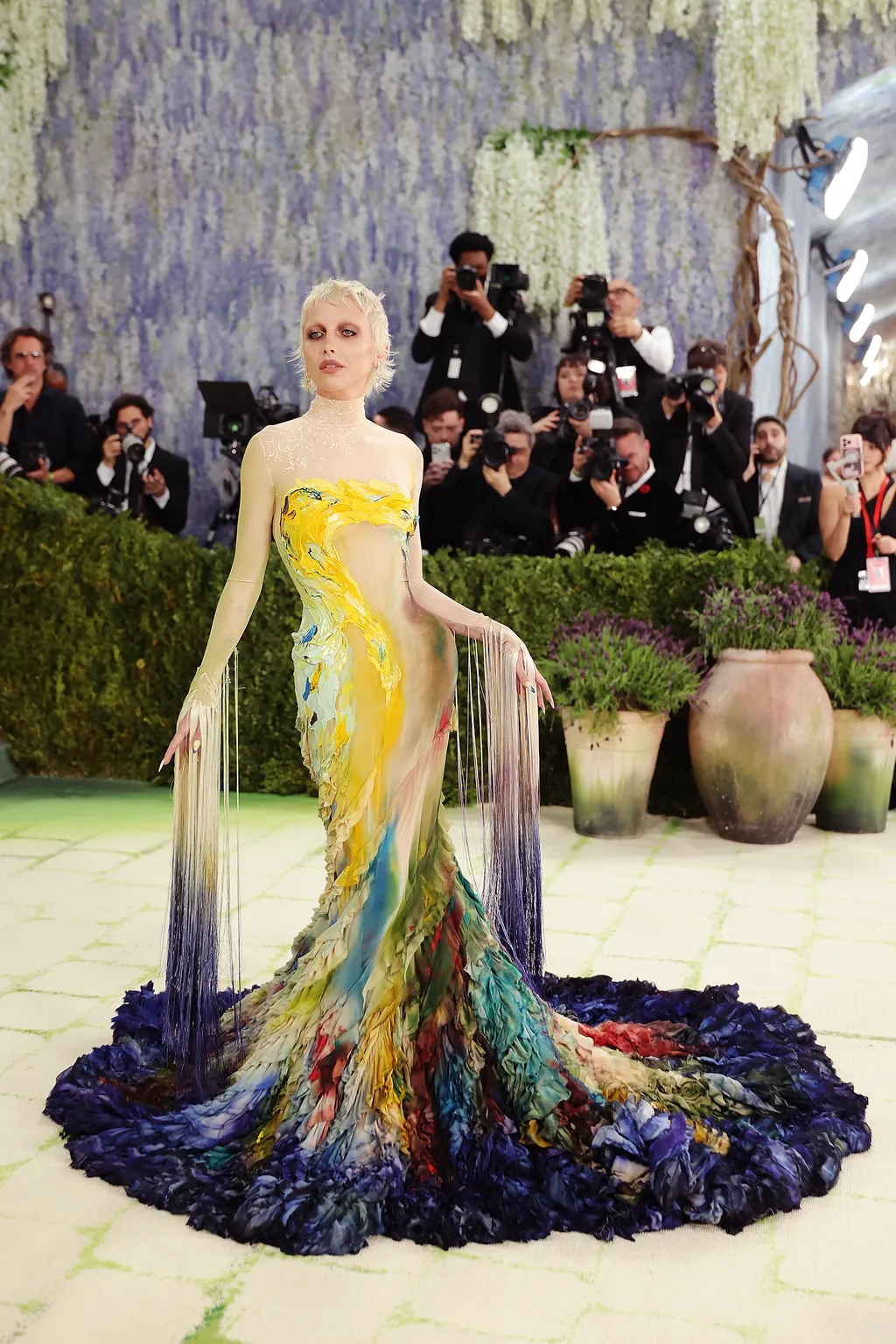 Phong cách dạ hội sắc lạnh của Emma Chamberlain tại Met Gala 2026