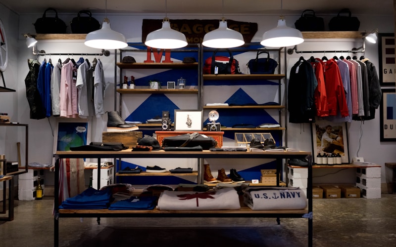 Không gian boutique thời trang với thiết kế minimalist và ánh sáng tự nhiên