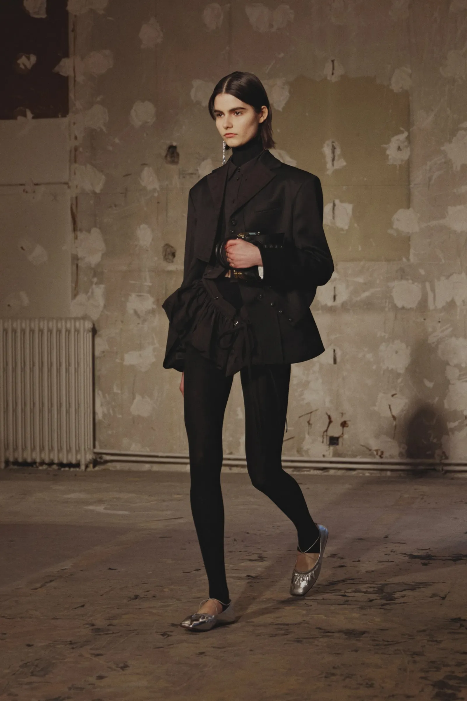 Mẫu legging gân phối với blazer trong bộ sưu tập Rokh AW25