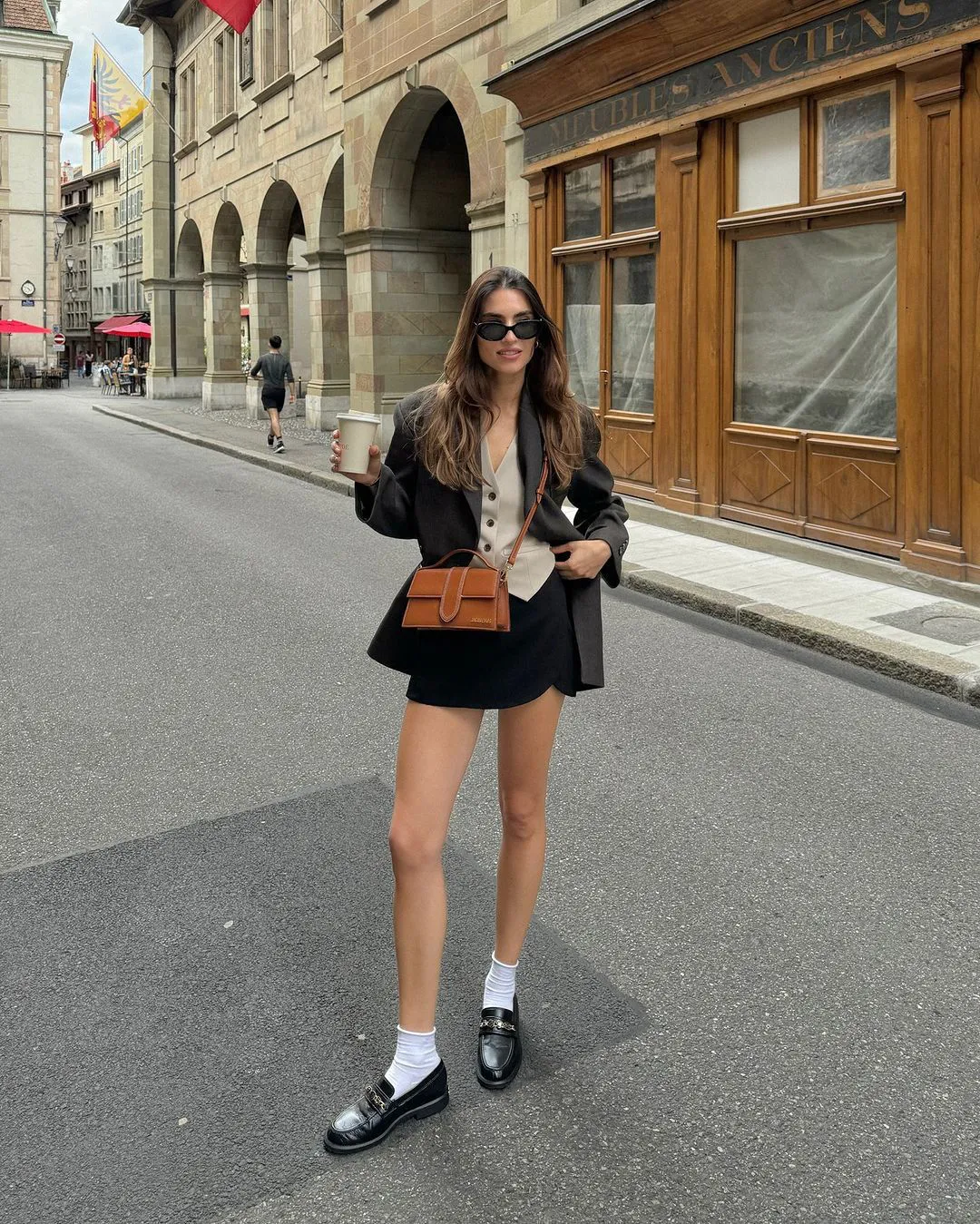 Phối blazer nữ với chân váy ngắn trẻ trung và hiện đại