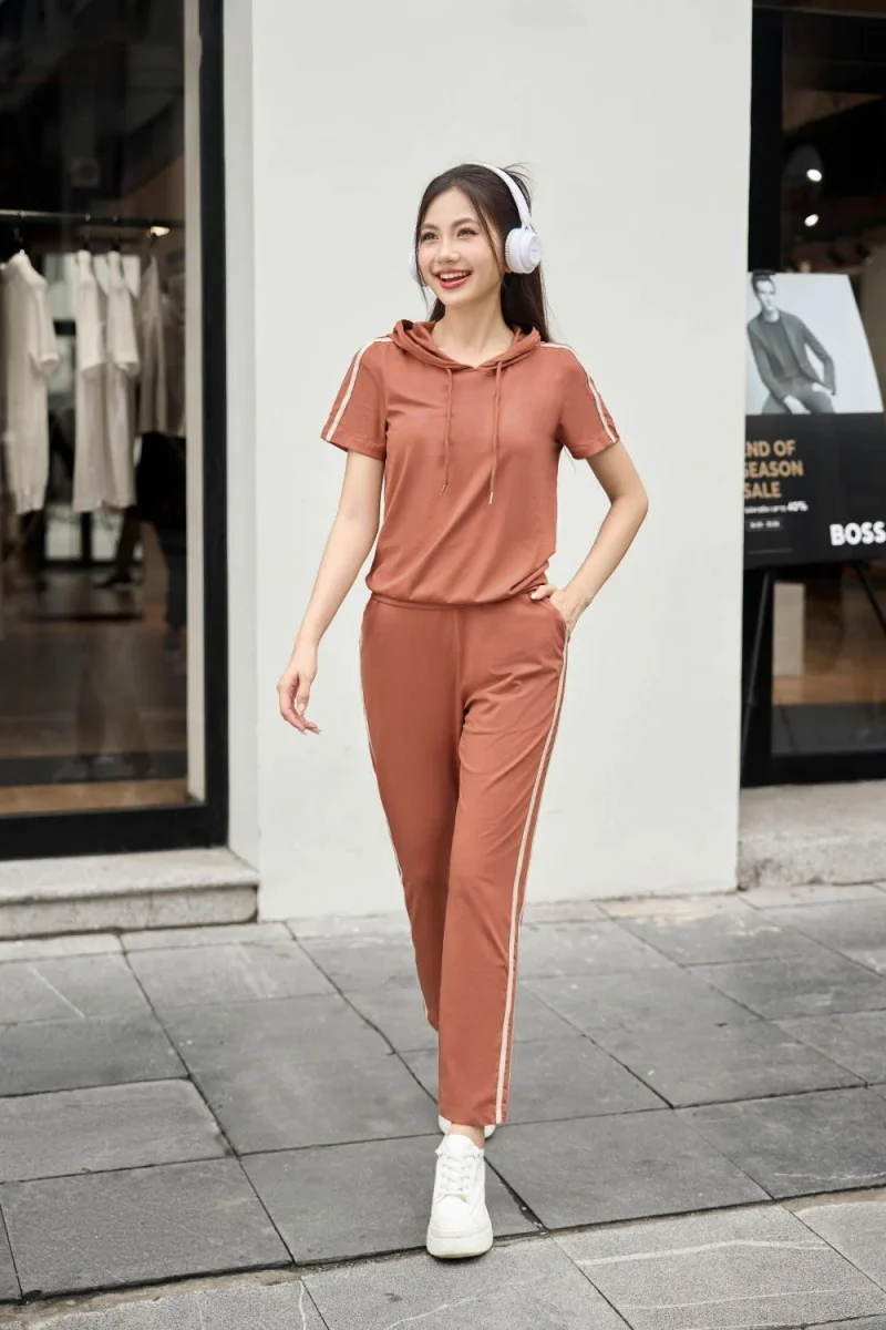 Bộ cotton thể thao có mũ + giày sneakers