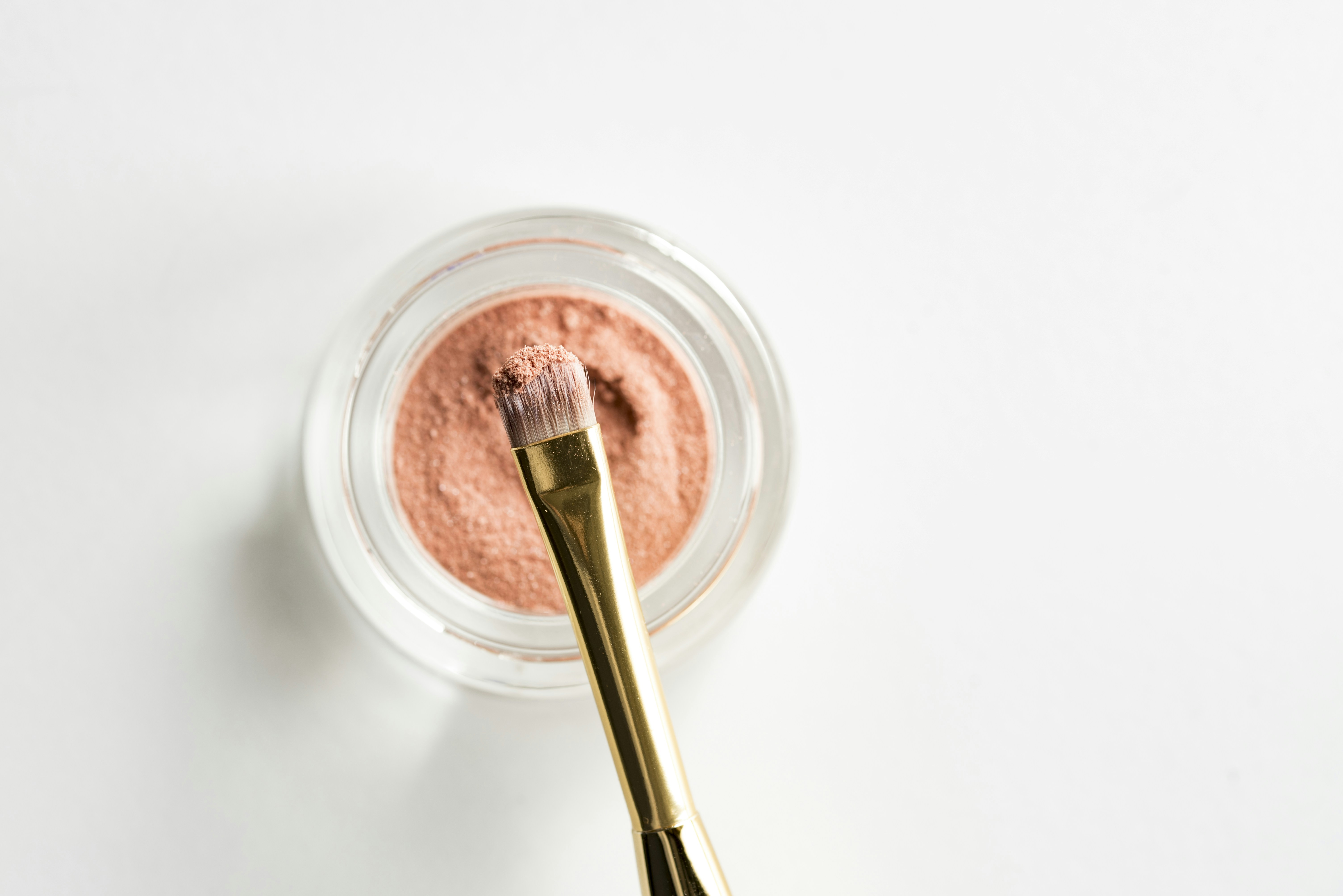 Highlight cheekbones sắc nét kết hợp contouring tạo khối khuôn mặt