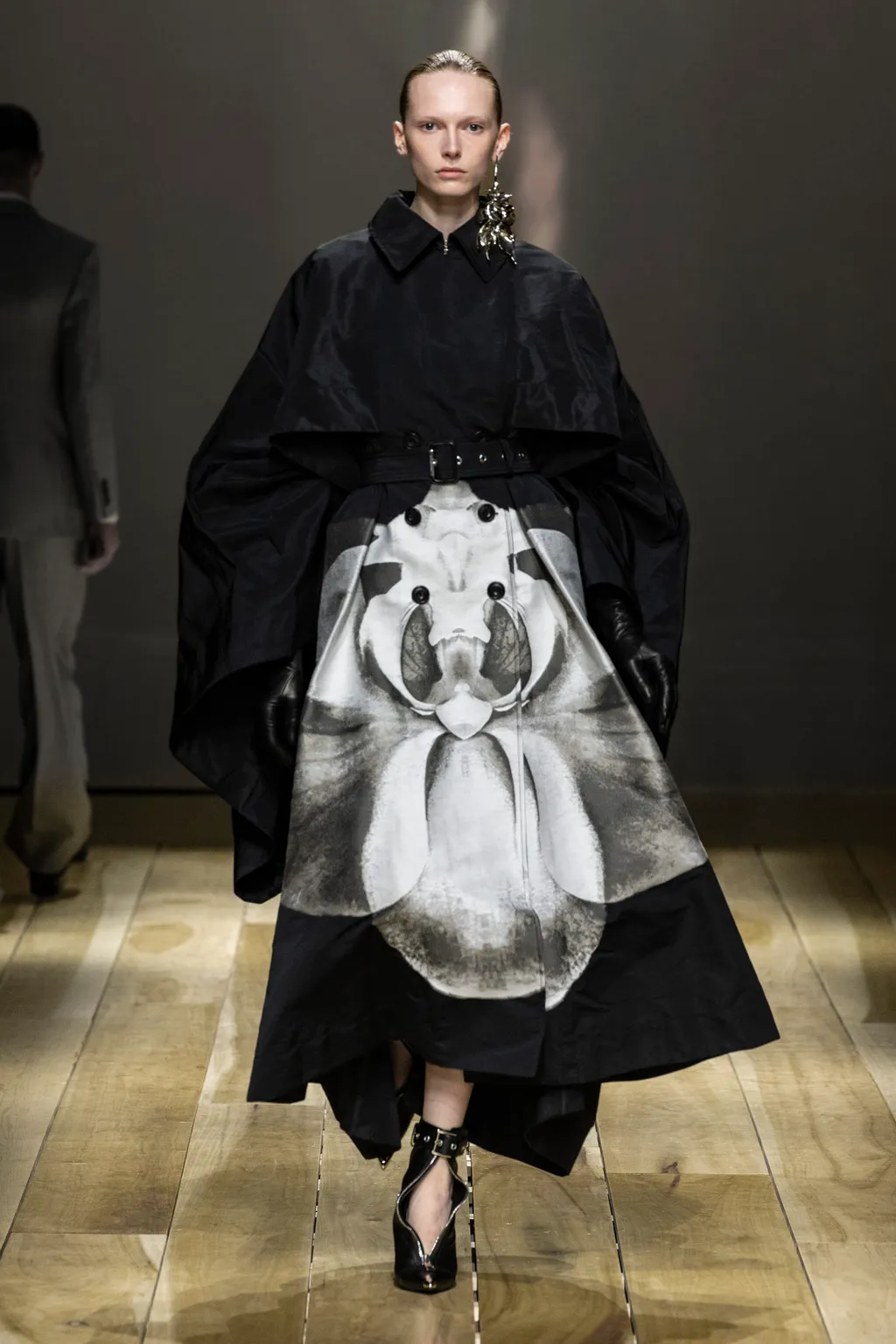 Hoa lan trong show diễn Alexander McQueen 2026