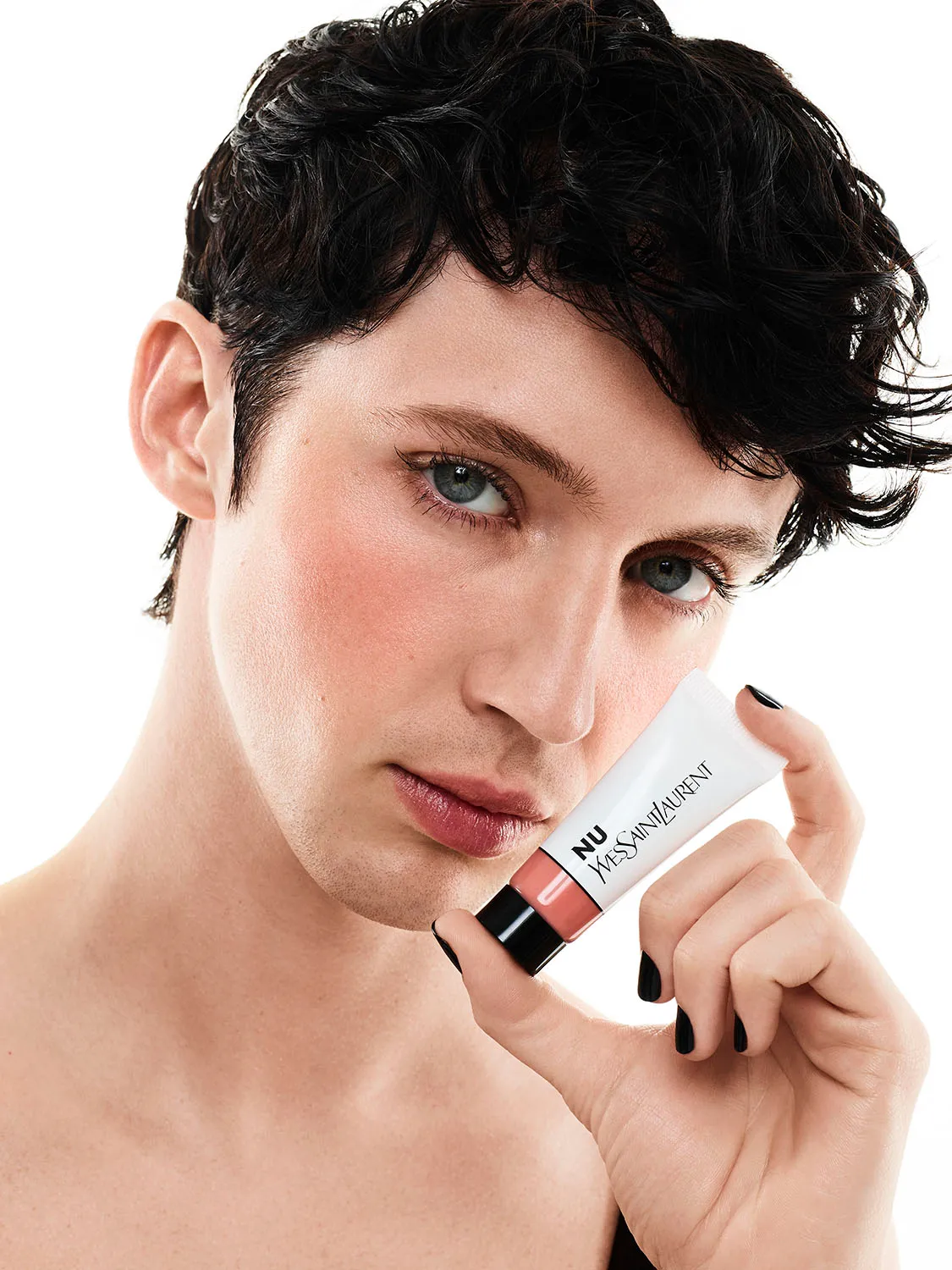 Troye Sivan tạo dáng cùng sản phẩm YSL Beauty với lớp nền căng bóng tự nhiên