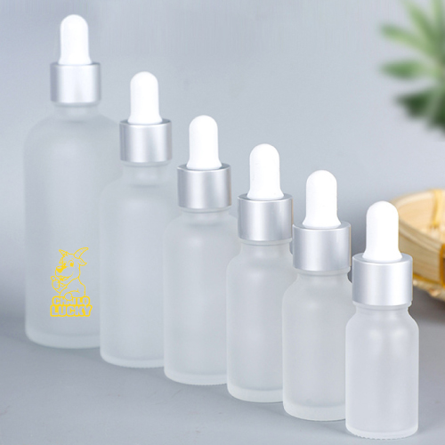 Các lọ tinh chất serum được sắp xếp đẹp mắt