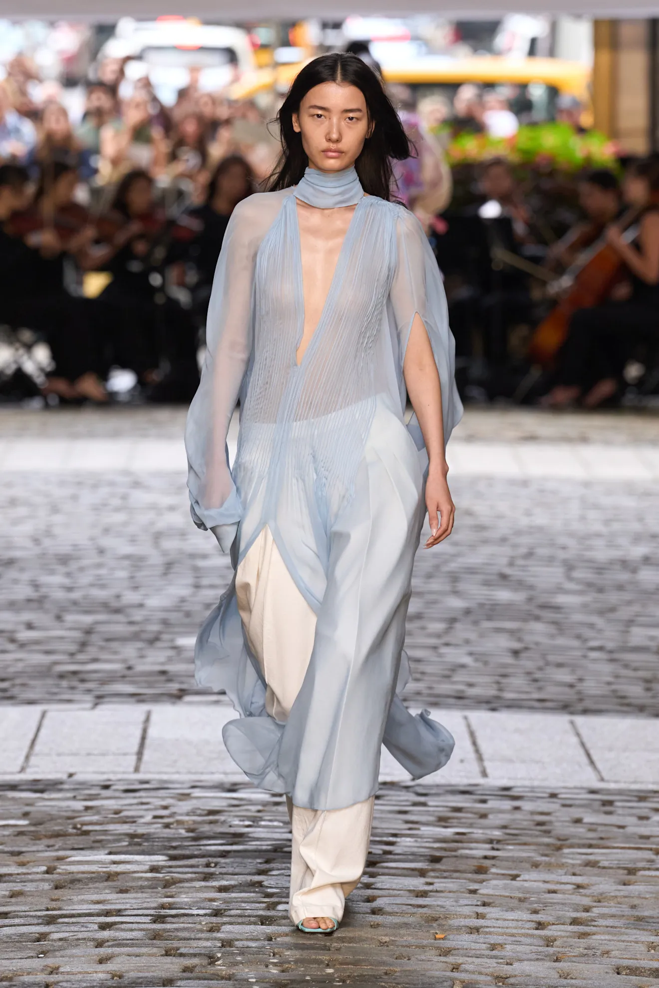 Màu xanh băng trong bộ sưu tập Prabal Gurung Spring/Summer 2025