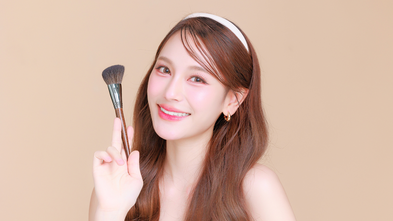 Phong cách trang điểm nhẹ nhàng mang đến sự trẻ trung, thanh lịch