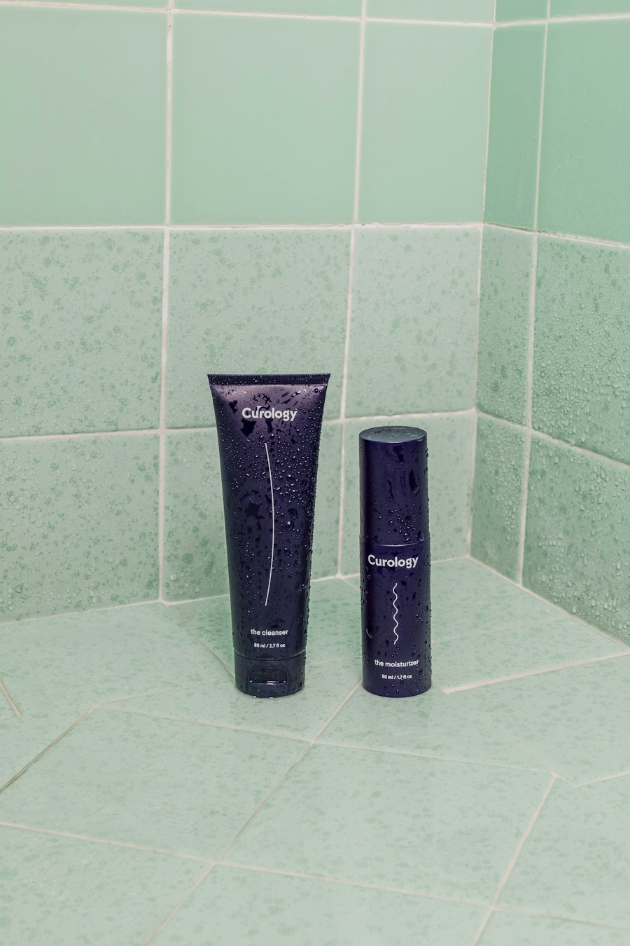 Sản phẩm kiểm soát dầu và trị mụn tại Sephora được bày trên nền trắng sạch sẽ