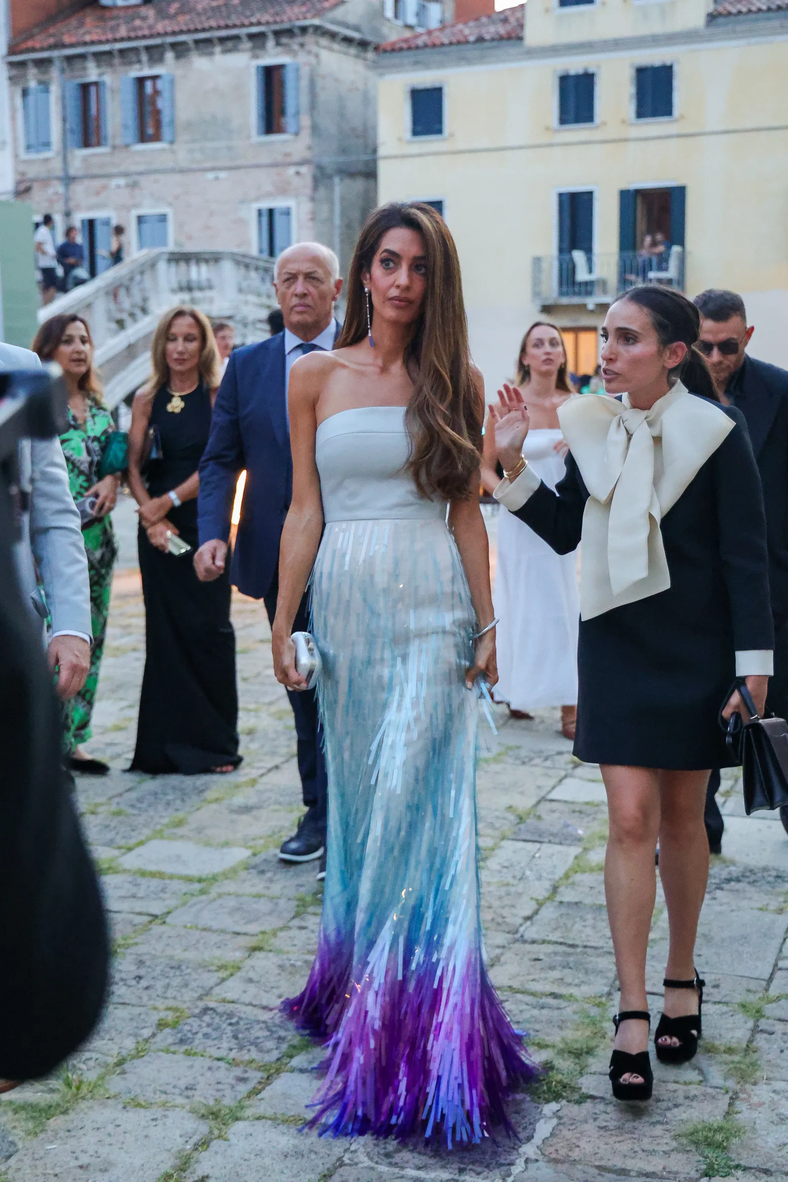 Amal Clooney trong váy tối sang trọng dành cho buổi tối nghỉ dưỡng