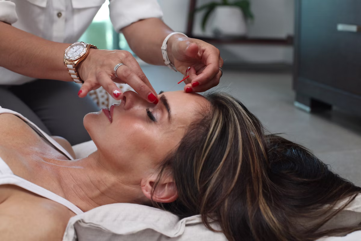 Làm sạch da mặt vào buổi tối giúp loại bỏ dầu thừa và lớp chống nắng