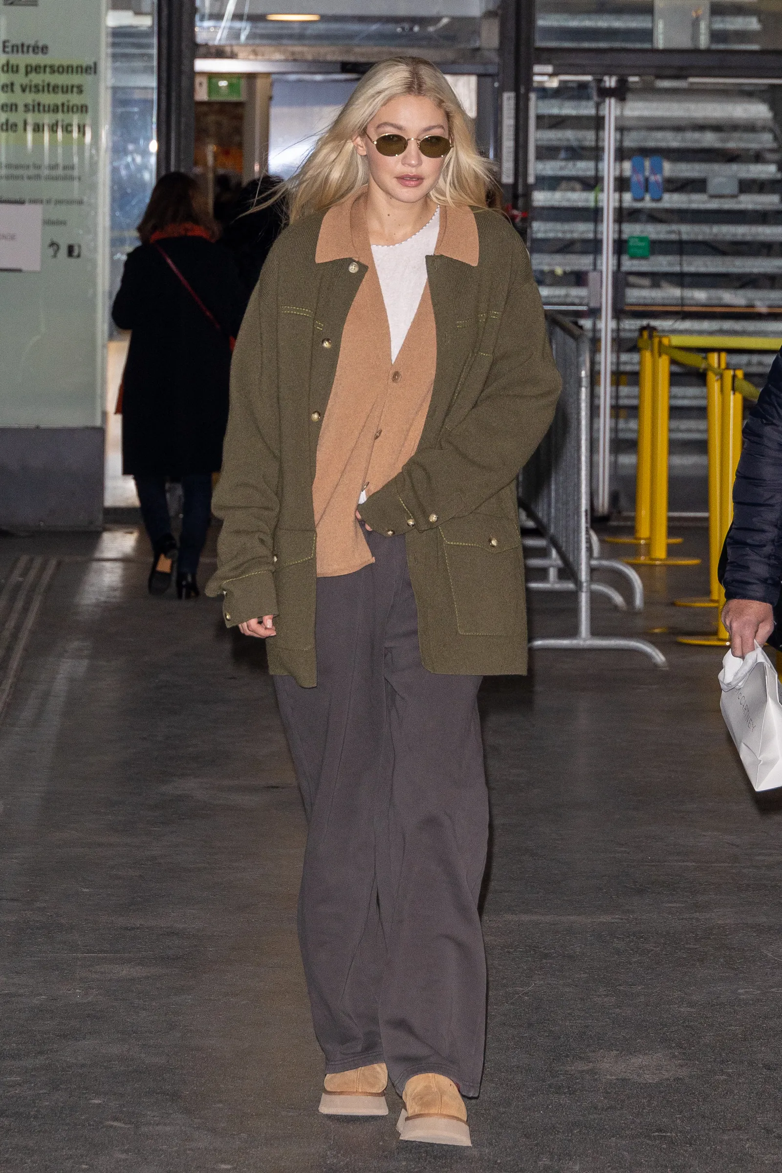 Phối UGGs Tasman với áo khoác blazer dáng dài