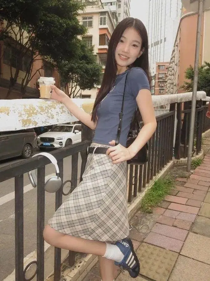 Chân váy ngang gối