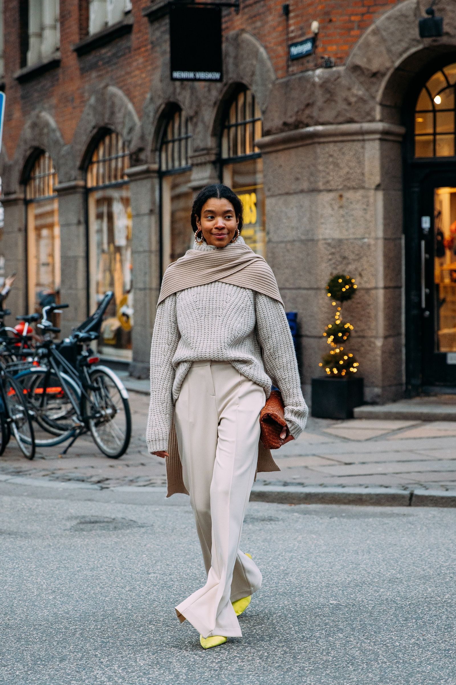 Phụ kiện và áo len dệt tạo chiều sâu cho outfit công sở