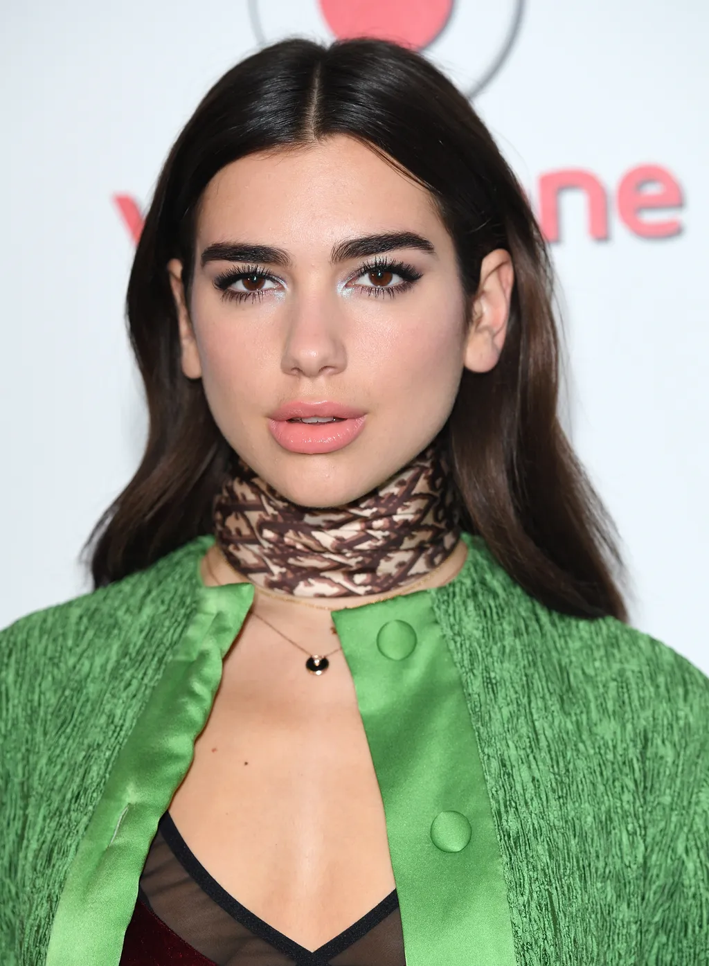 Dua Lipa với mái tóc đen tự nhiên và mắt nhũ lấp lánh năm 2017