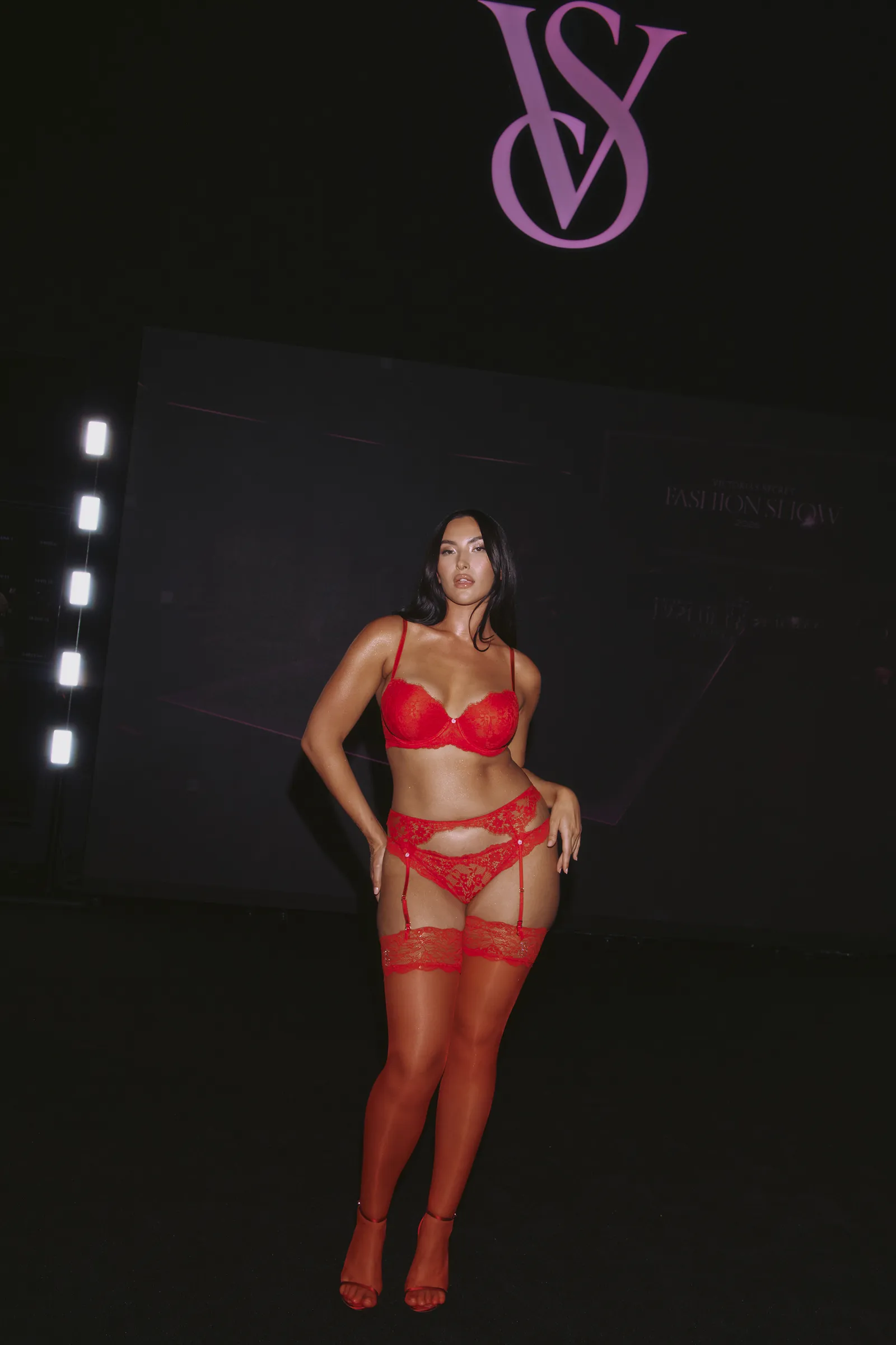 Yumi Nu backstage tại Victoria's Secret