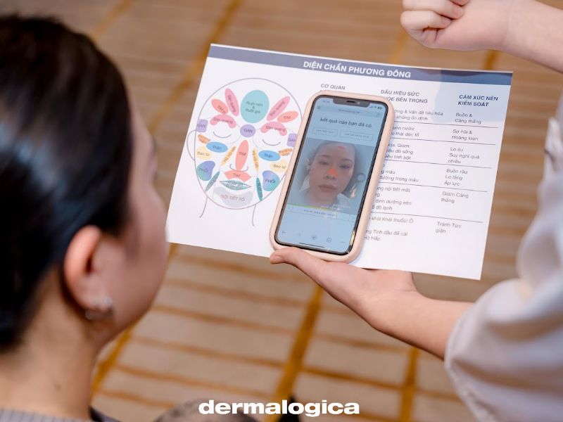 Người dùng đang xem bảng thành phần và chú thích mỹ phẩm chăm da