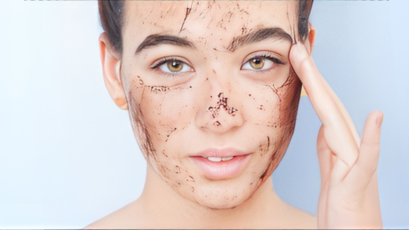 Tẩy tế bào chết là bước skincare quan trọng vào ban đêm đối với da mụn