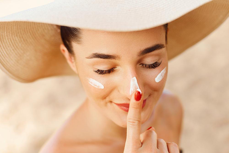 Dùng kem chống nắng mỗi ngày để bảo vệ làn da của mình