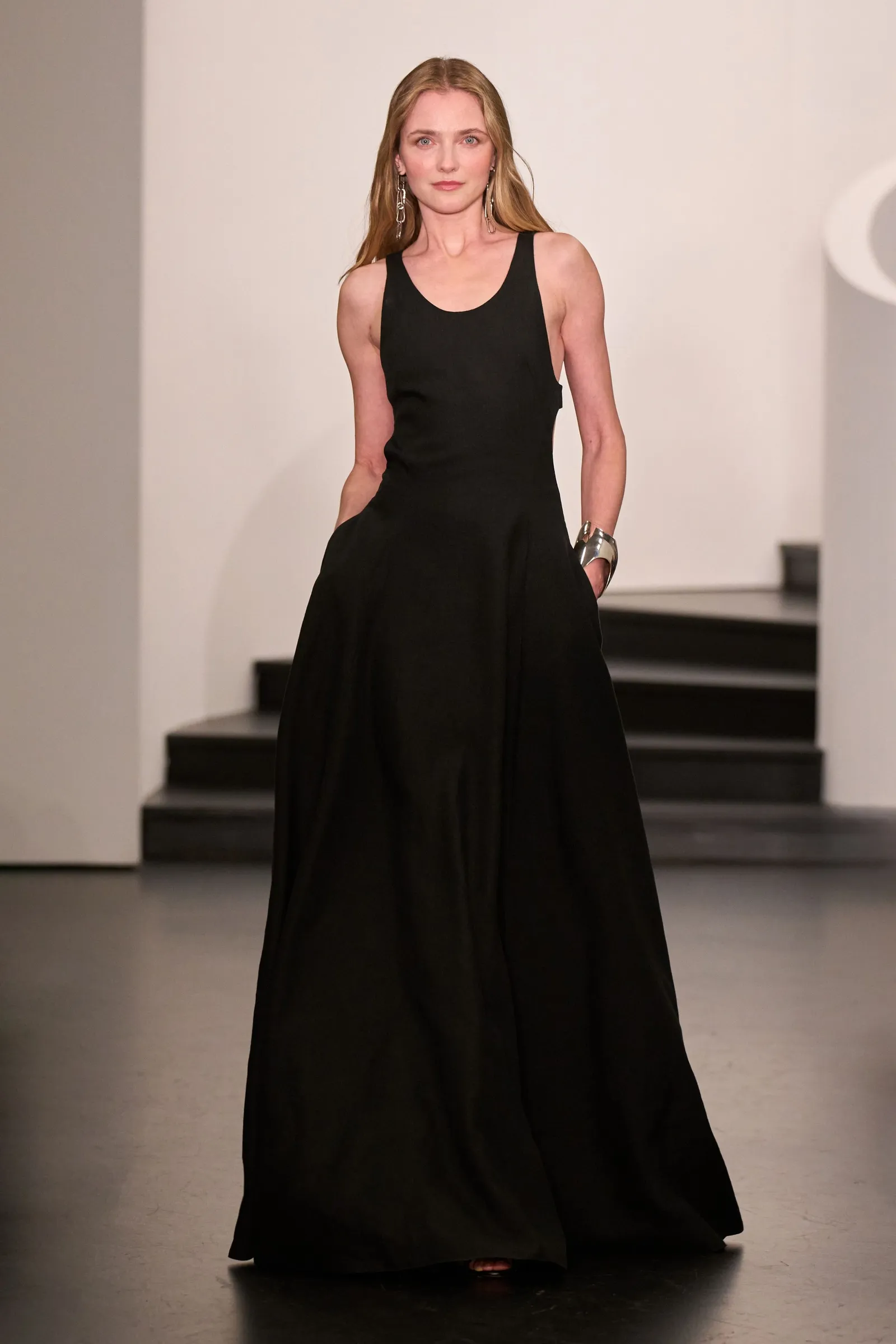 Sự sang trọng thầm lặng qua thiết kế đầm maxi đen tối giản từ nhà mốt Ralph Lauren Spring 2026