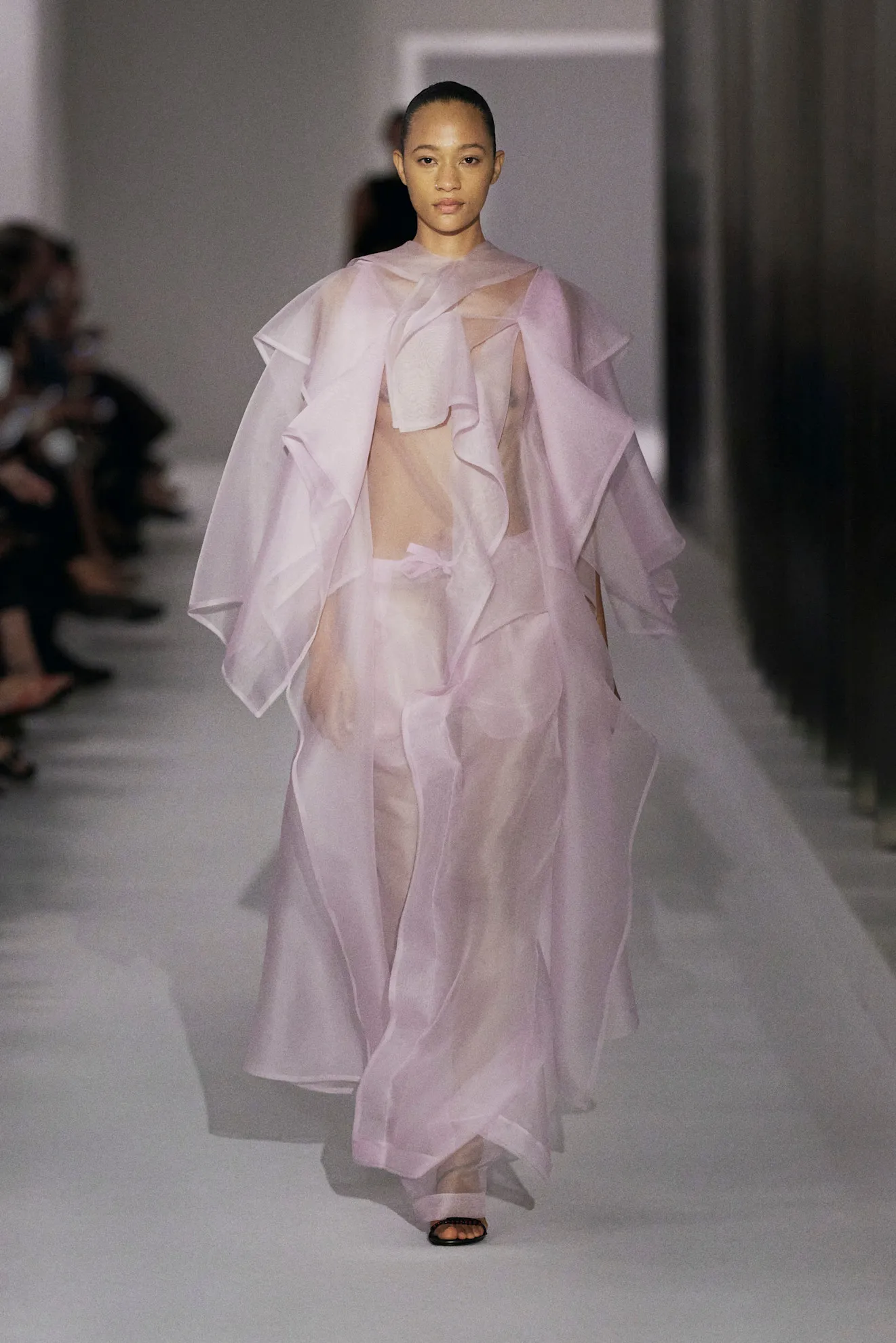 Màu hồng phấn trong bộ sưu tập Khaite Spring/Summer 2025