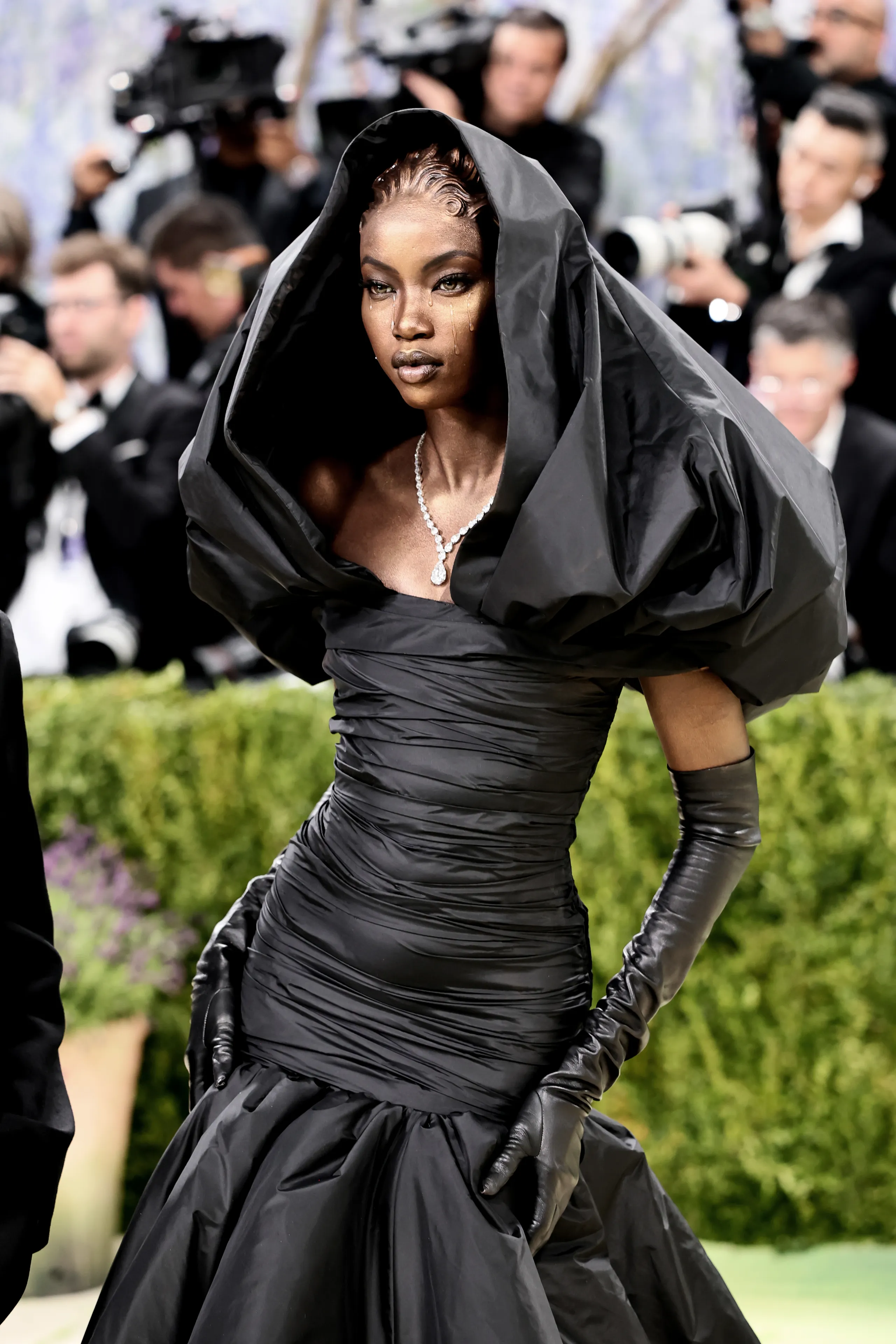 Bộ cánh được chú ý tại Met Gala 2026, thể hiện tinh thần thời trang thảm đỏ sang trọng và giàu tính trình diễn