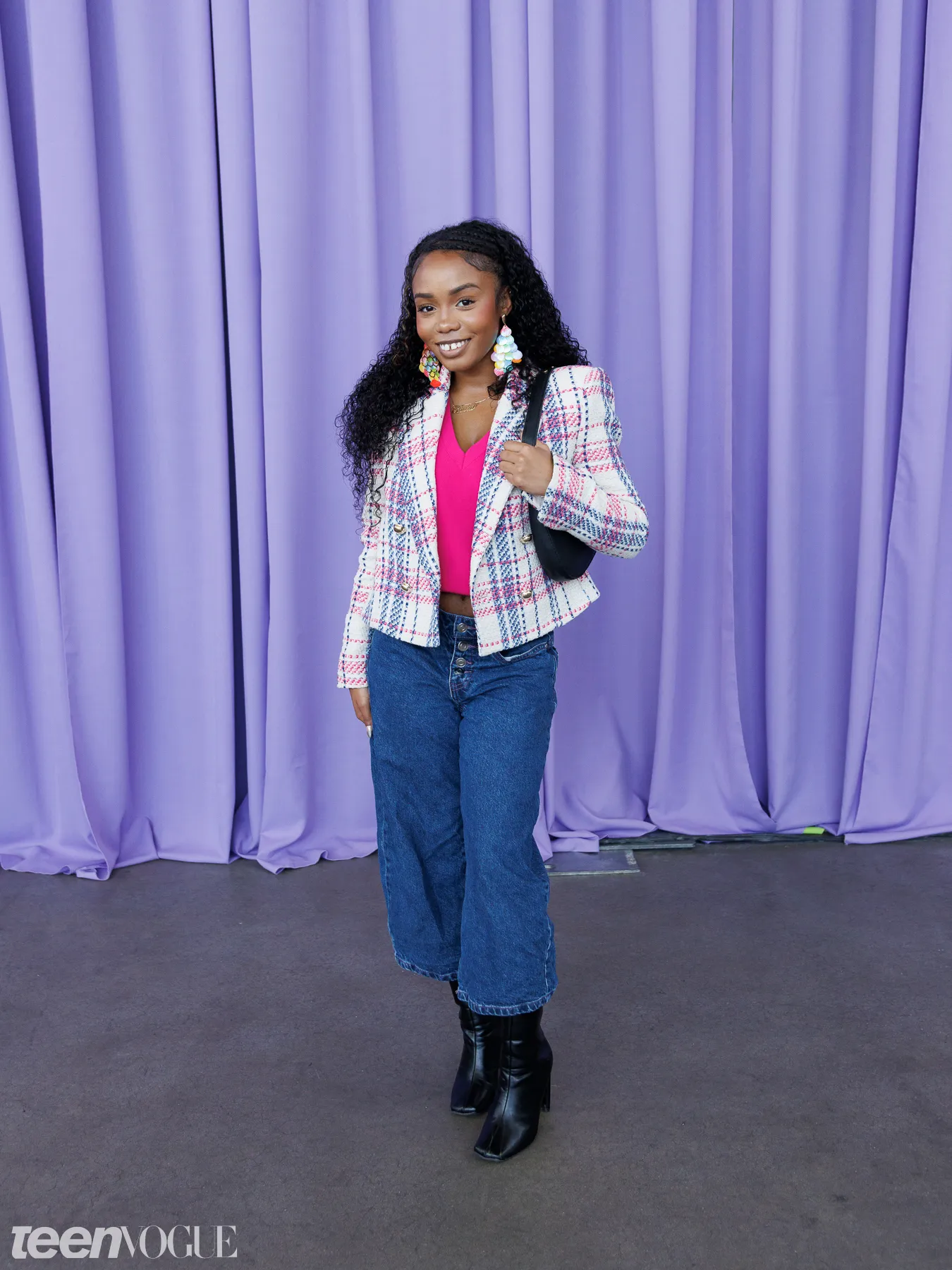 Khách mời Teen Vogue Fest 2026 diện blazer kẻ sọc hồng và quần jeans ống lửng