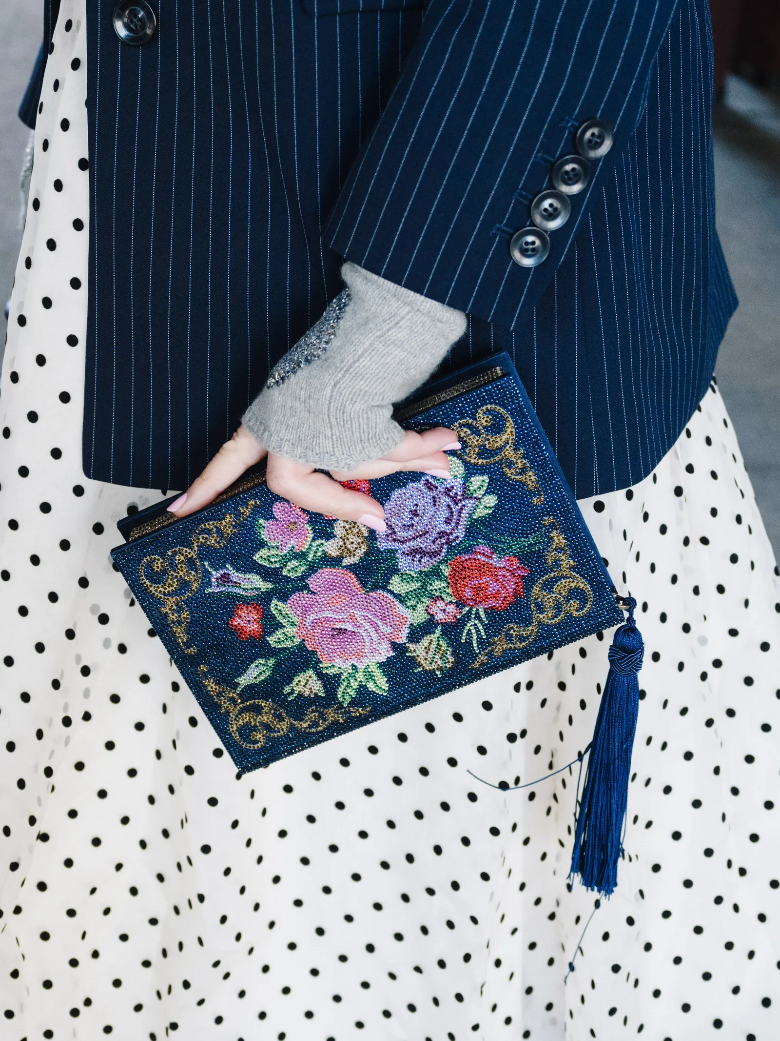 Phụ kiện họa tiết và túi xách street style