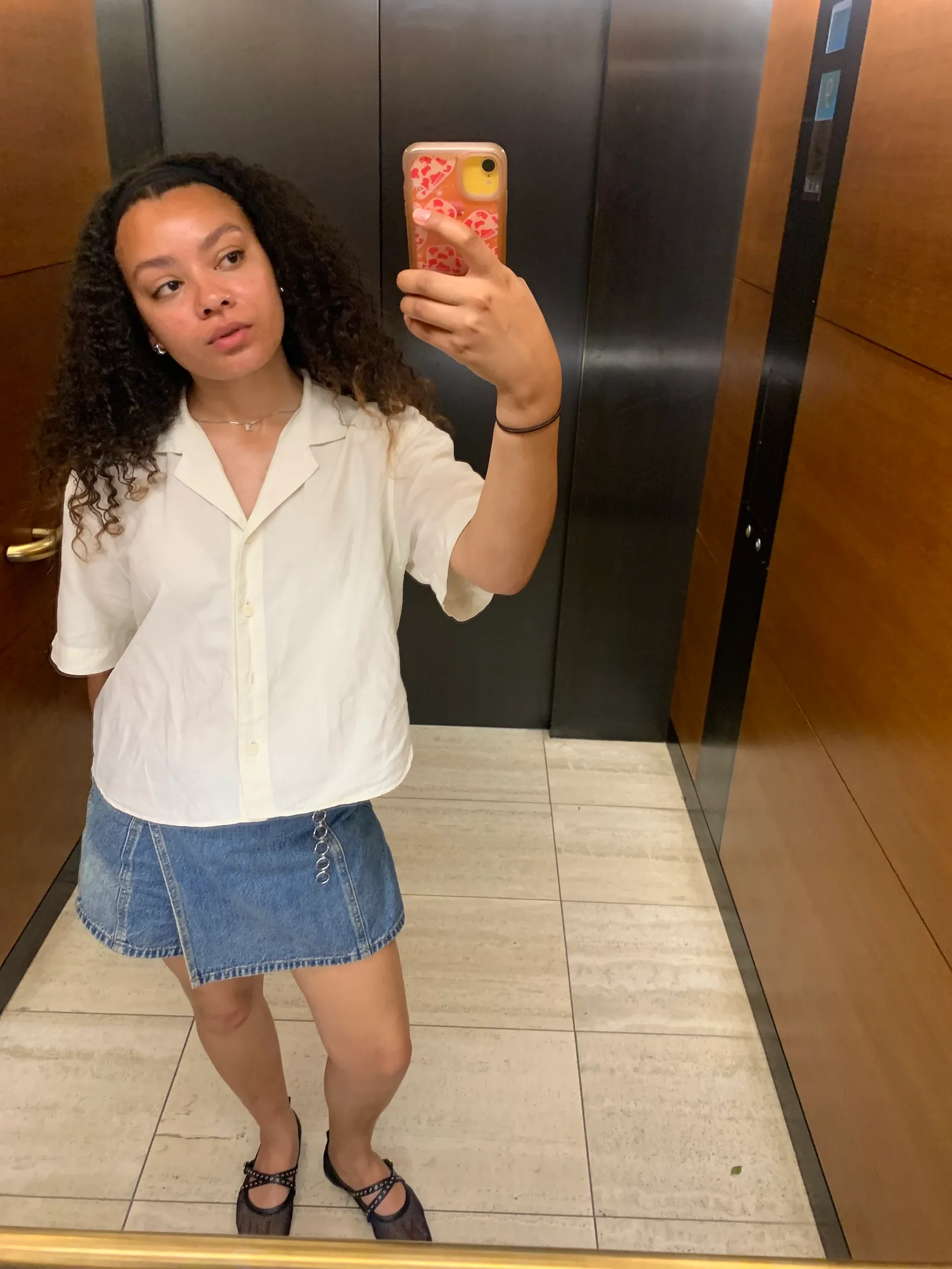 Sơ mi ngắn tay kết hợp denim skirt và giày búp bê cho ngày làm việc mùa hè