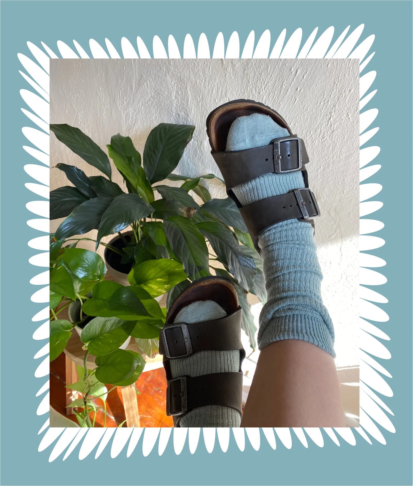 Kết hợp tất trơn cùng sandal quai ngang bản to cổ điển