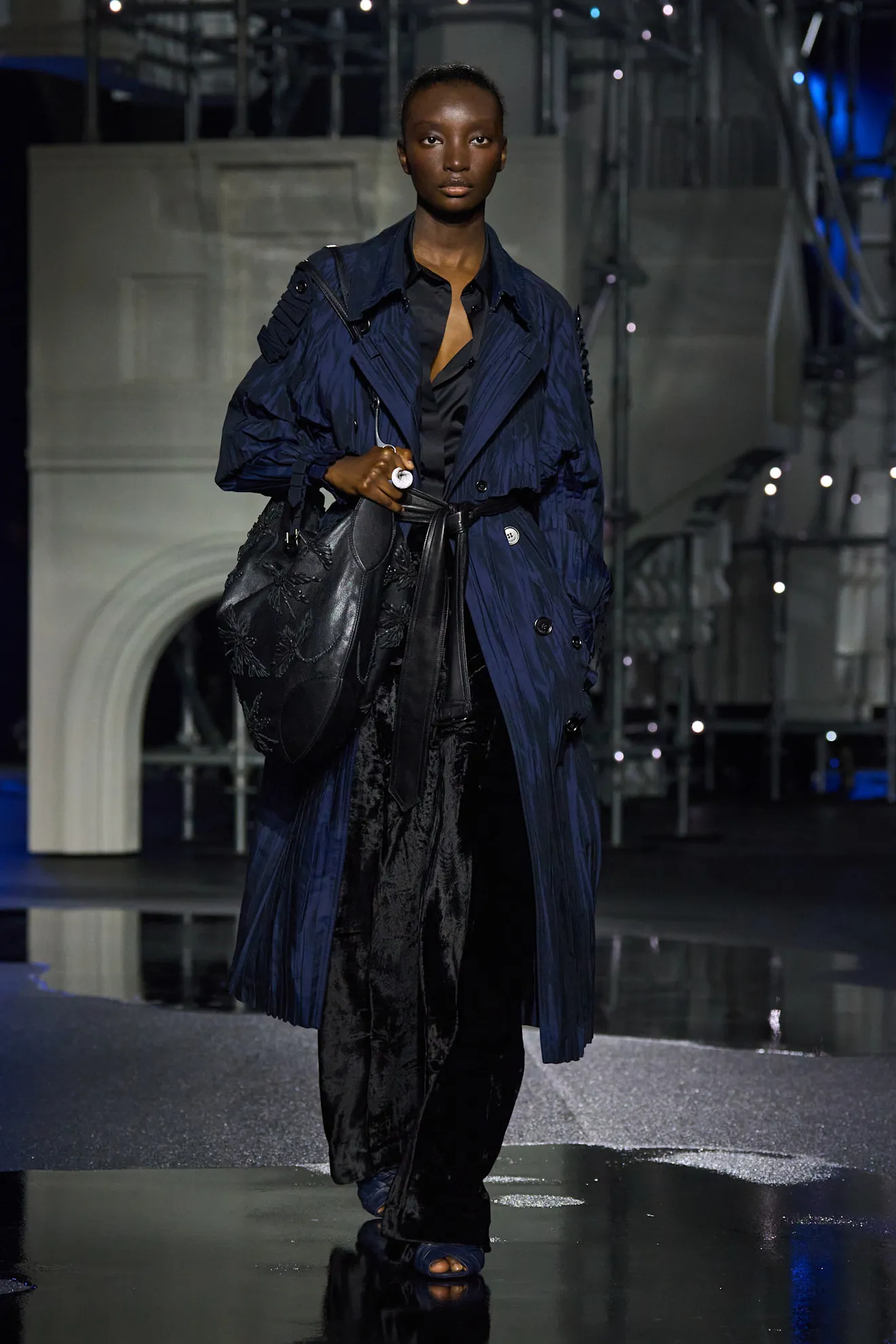 Thiết kế navy blue trên sàn diễn Burberry Thu Đông 2026