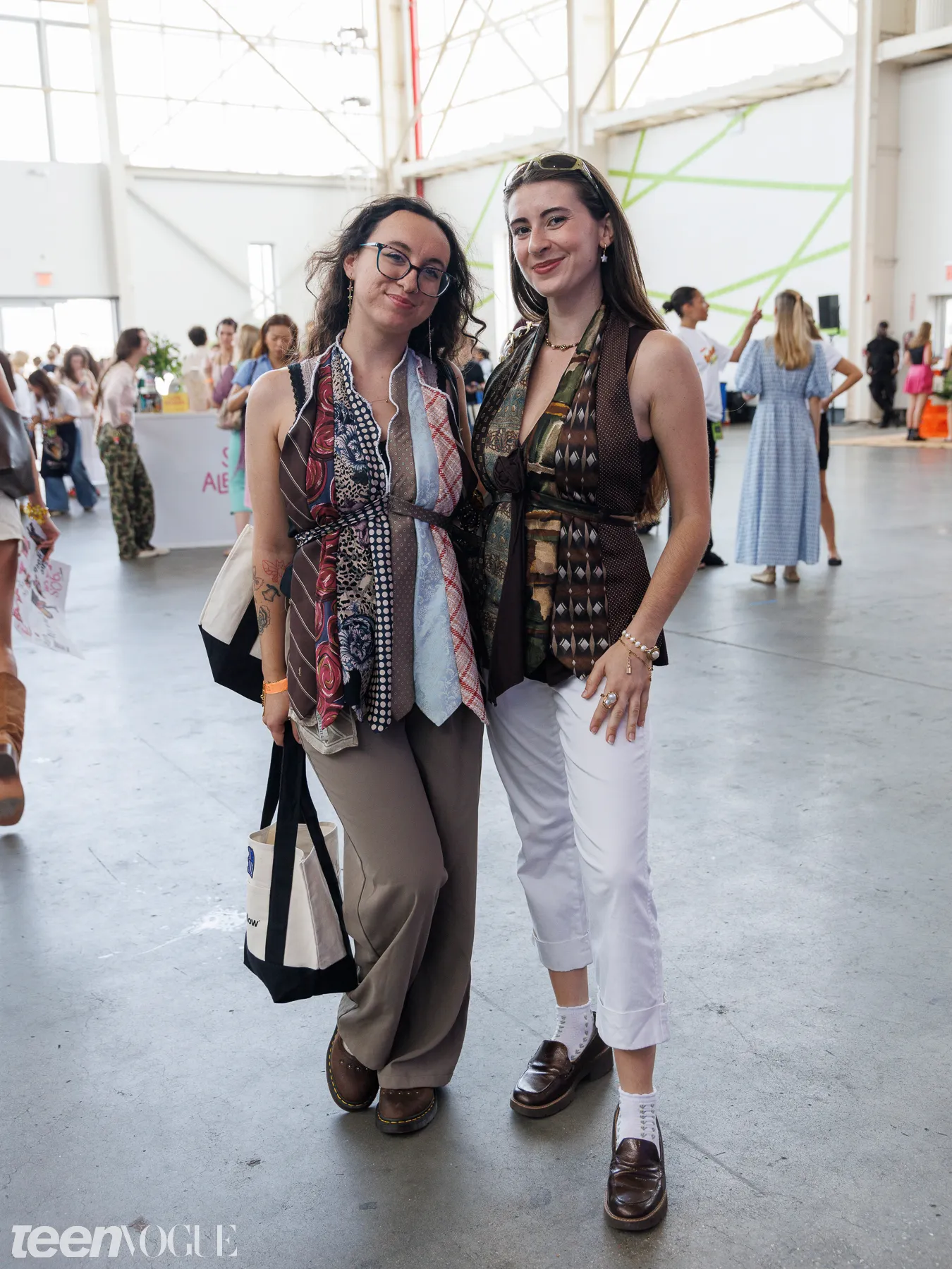 Khách mời Teen Vogue Fest 2026 diện áo tái chế buộc dây