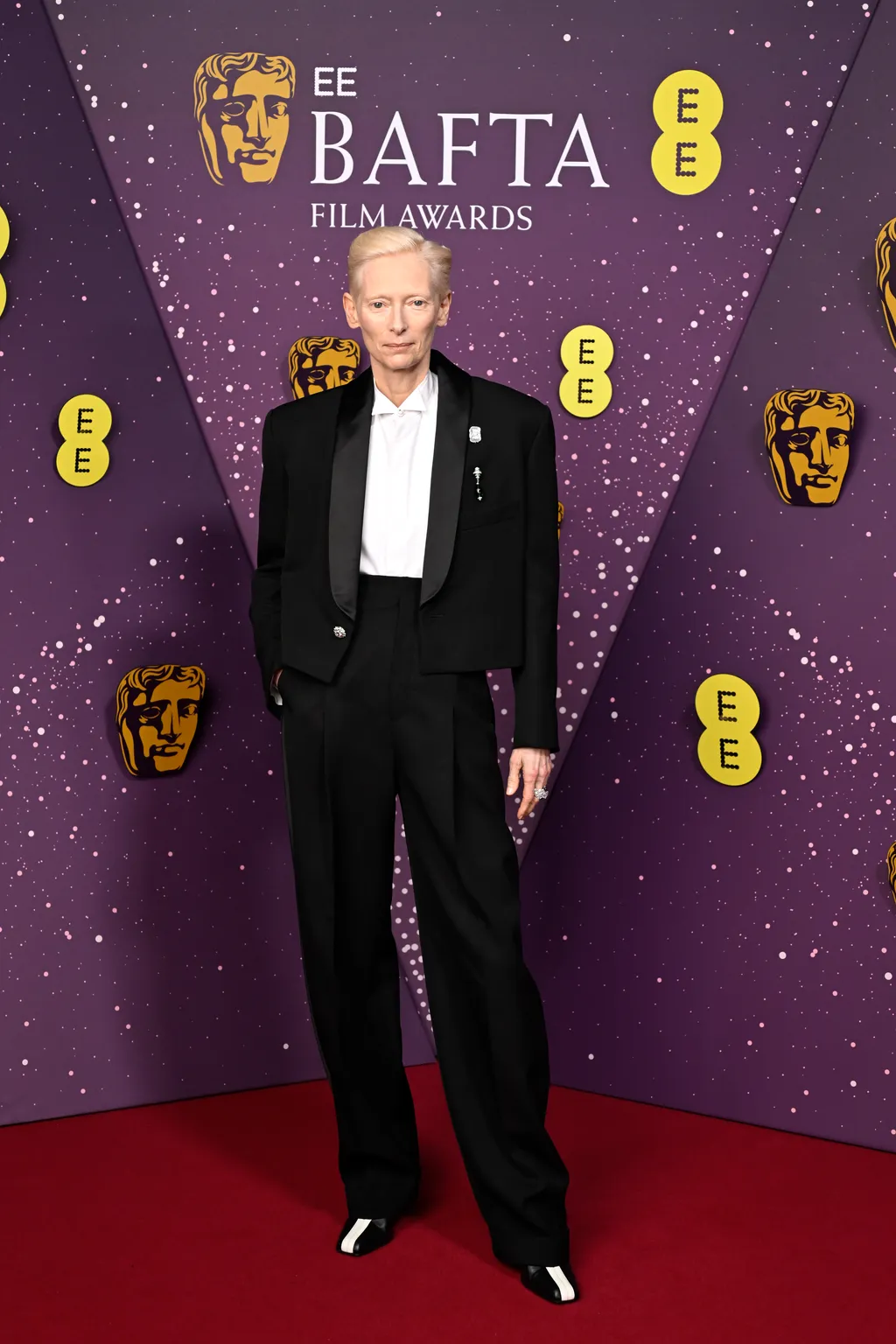 Nữ diễn viên Tilda Swinton thể hiện sự quyền lực trong thiết kế âu phục kết hợp áo choàng mang tông màu trầm