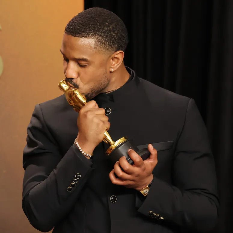 Michael B. Jordan tỏa sáng trên sân khấu Oscar 2026 với ngoại hình được chăm chút kỹ lưỡng