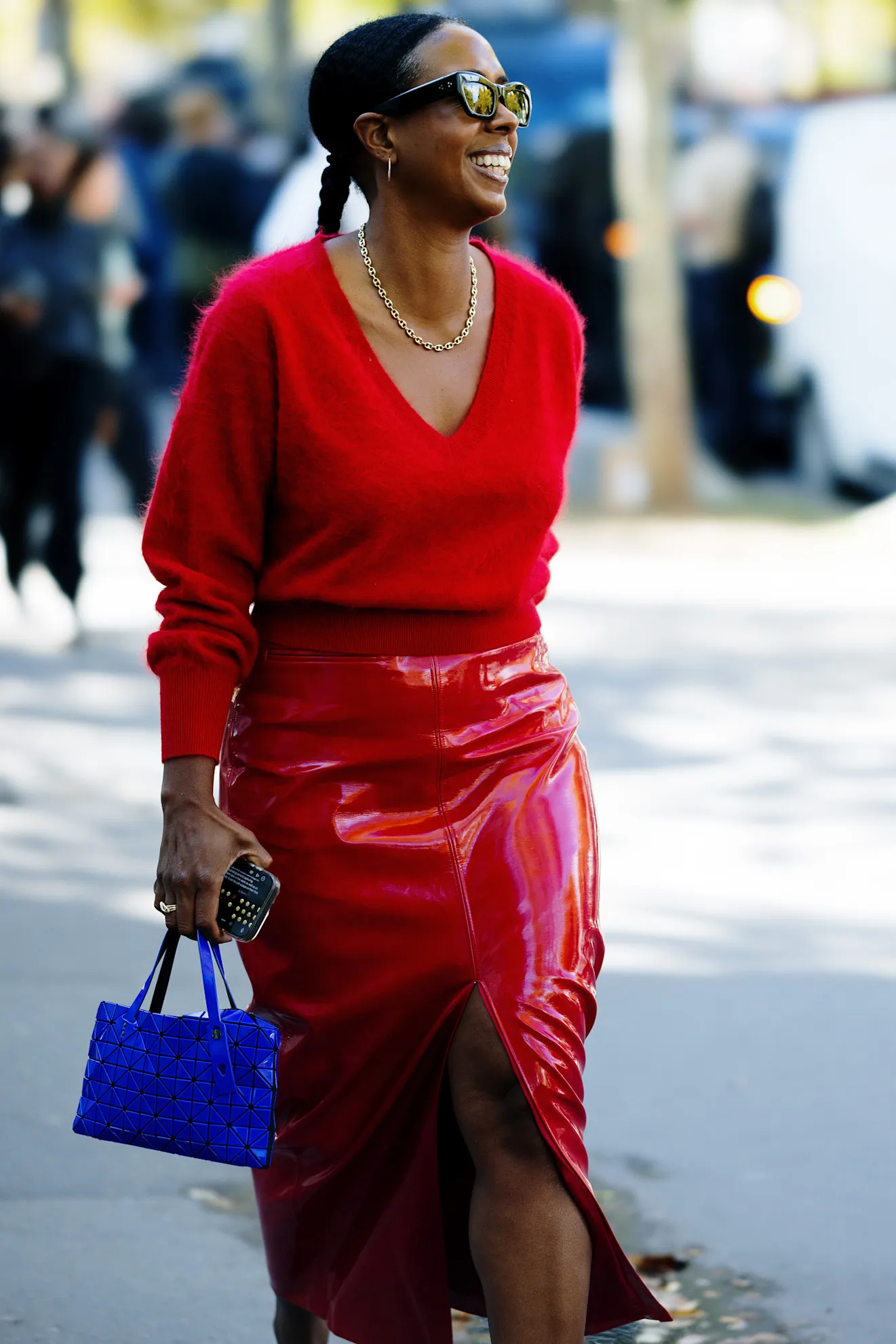 Áo len V-neck với chân váy midi mùa thu