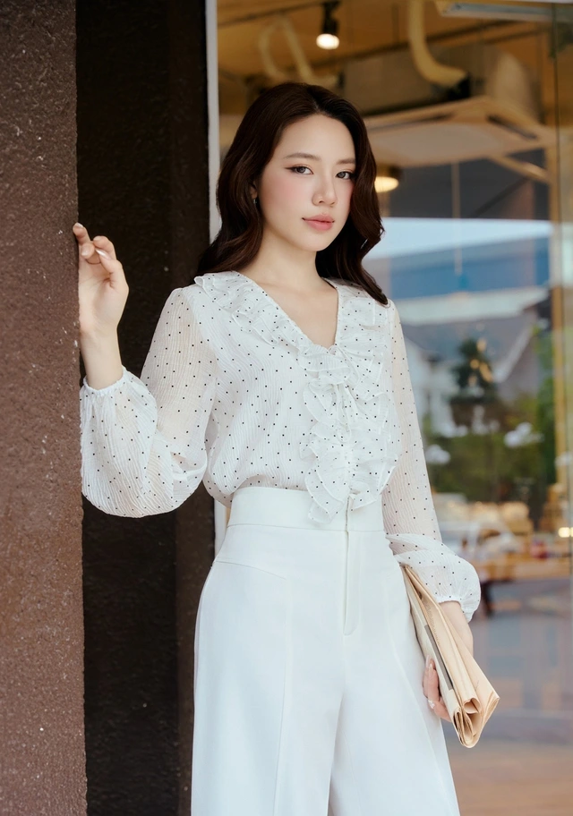 Áo chấm bi hợp với quần hoặc chân váy trơn để cân bằng độ nổi của họa tiết