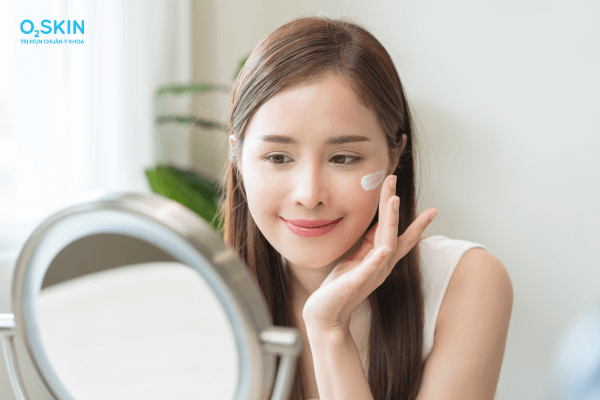 Dưỡng ẩm đúng cách giúp phục hồi hàng rào bảo vệ da đang điều trị mụn