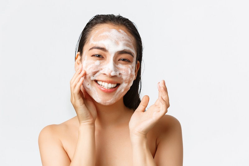 Rửa mặt sạch sẽ là bước cơ bản trong mọi chu trình chăm sóc da