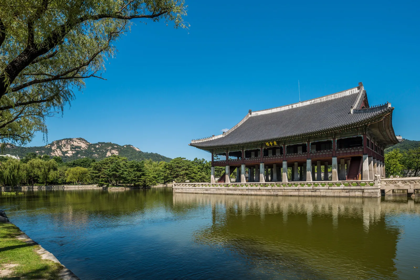 Kiến trúc nhà ở truyền thống kiểu Hàn Quốc (hanok) xen lẫn không gian xanh