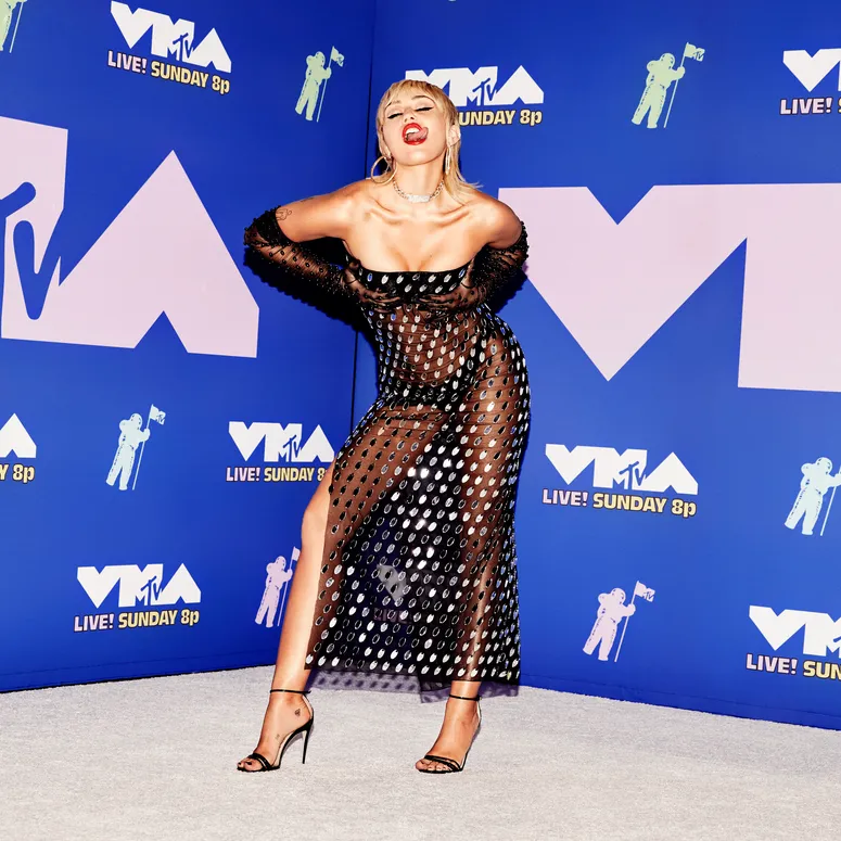 Miley Cyrus diện váy Công Trí trên thảm đỏ, nhấn vào hiệu ứng ánh sáng và phom dáng