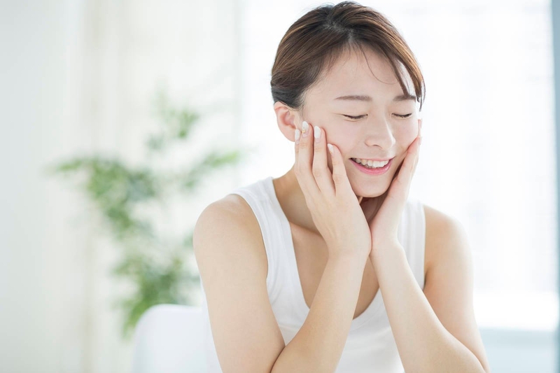 Bôi kem dưỡng ẩm sẽ giúp ngăn ngừa việc da bị đổ nhiều dầu