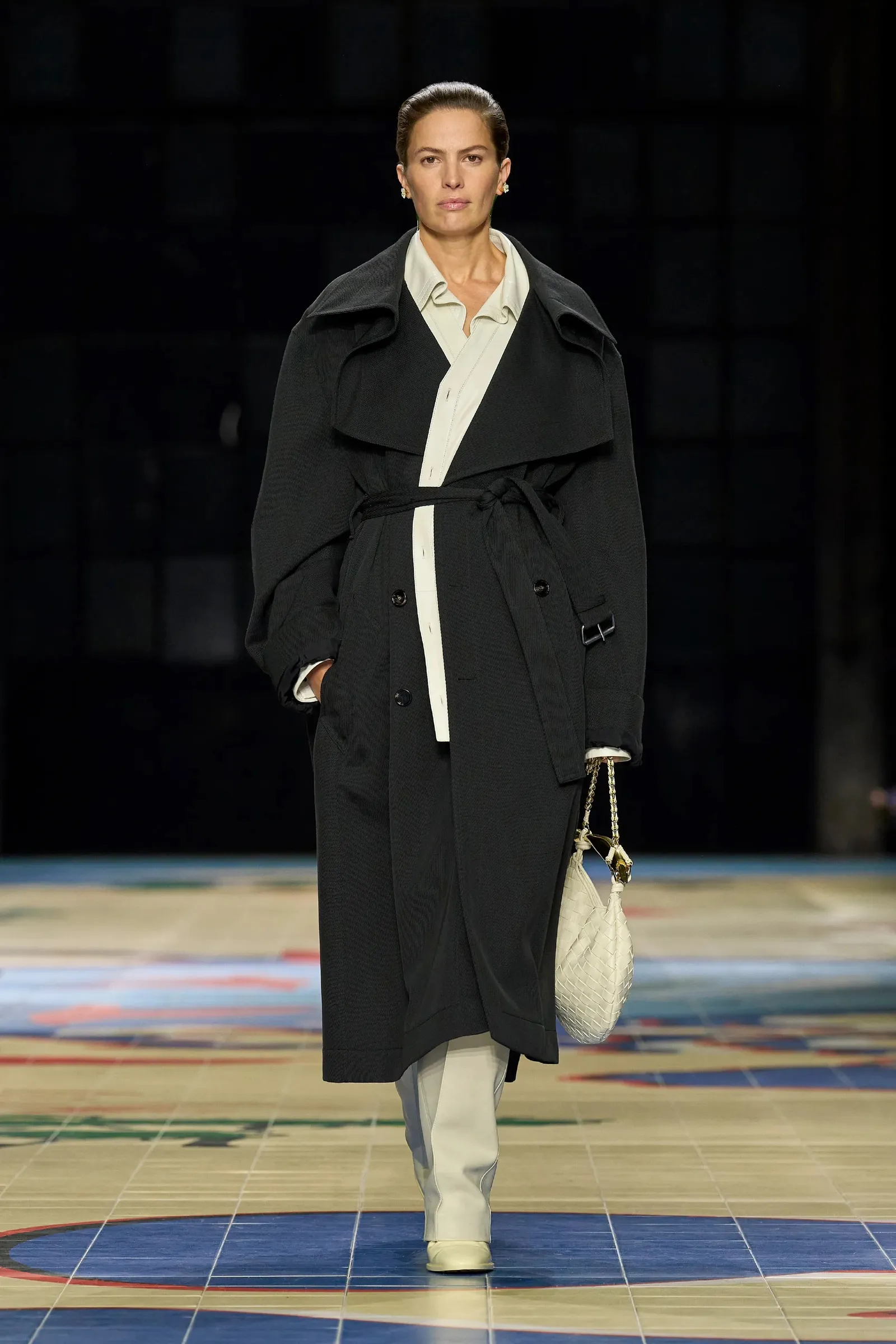 Bottega Veneta SS24 — trench coat kinh điển