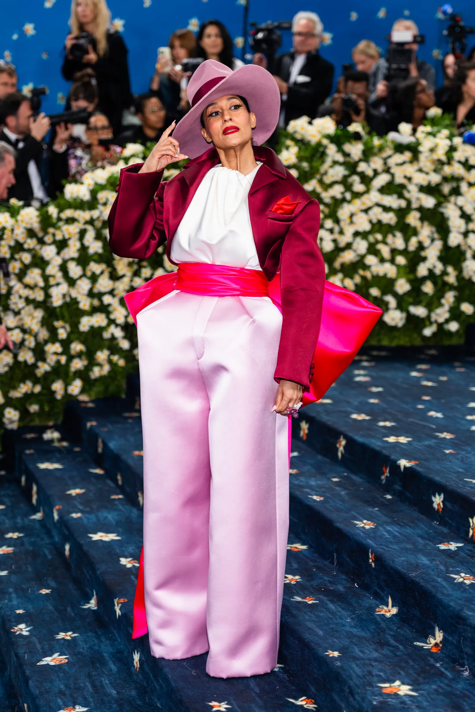 Tracee Ellis Ross trong bộ đồ nhiều màu Marc Jacobs tại Met Gala 2025