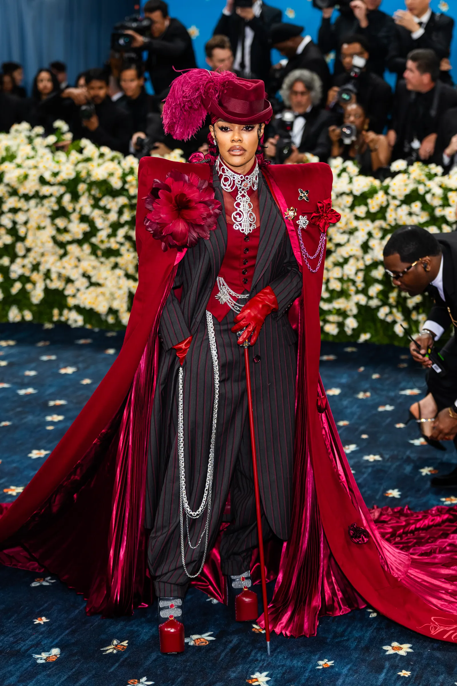 Teyana Taylor trong bộ suit đỏ tại Met Gala 2025