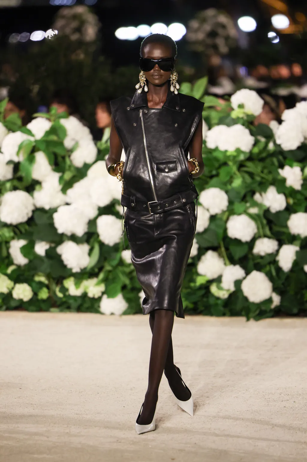 Một người mẫu trình diễn trong show Saint Laurent Womenswear SpringSummer 2026