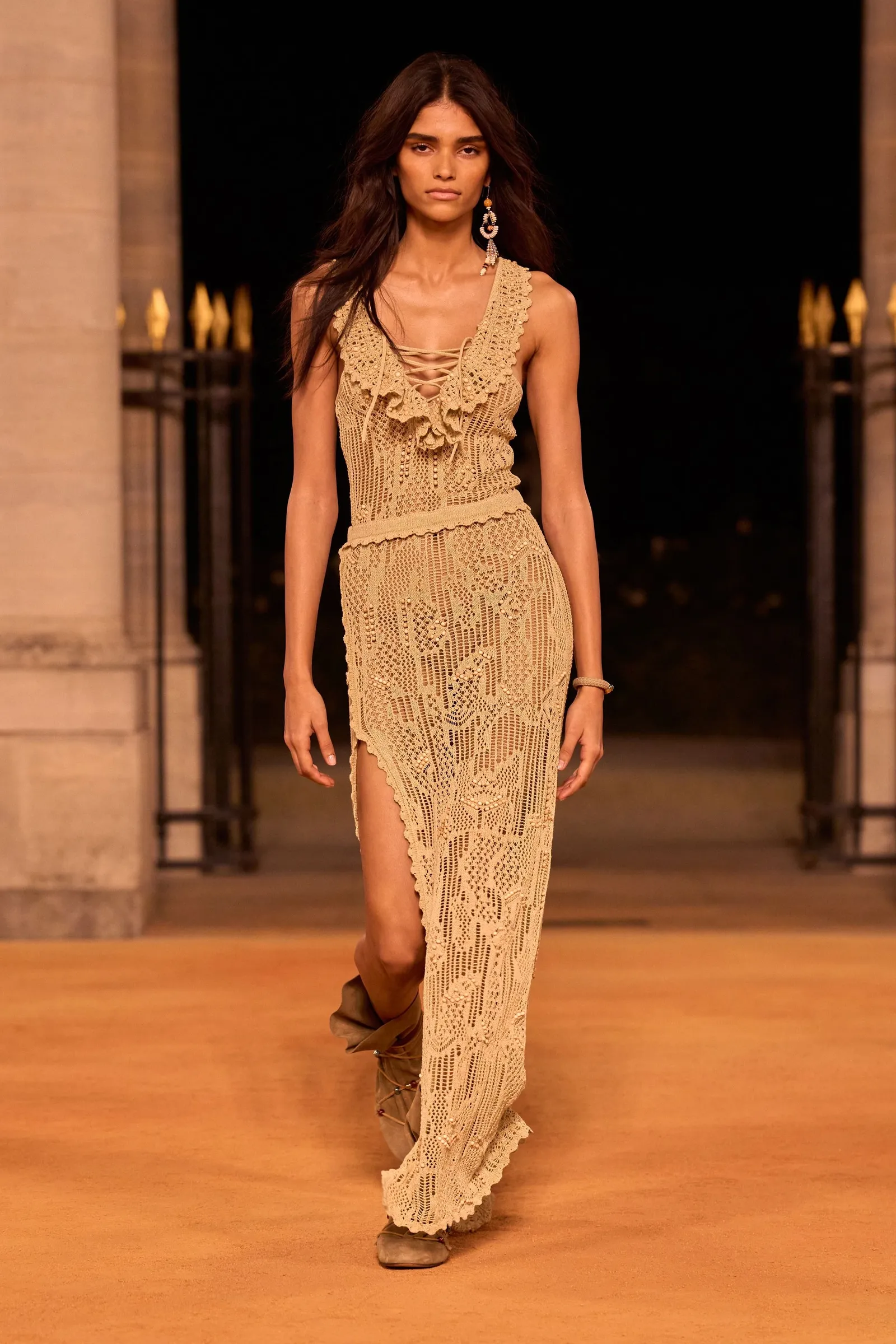 Đầm maxi đan móc thủ công mang âm hưởng du mục phóng khoáng của Isabel Marant Spring 2026