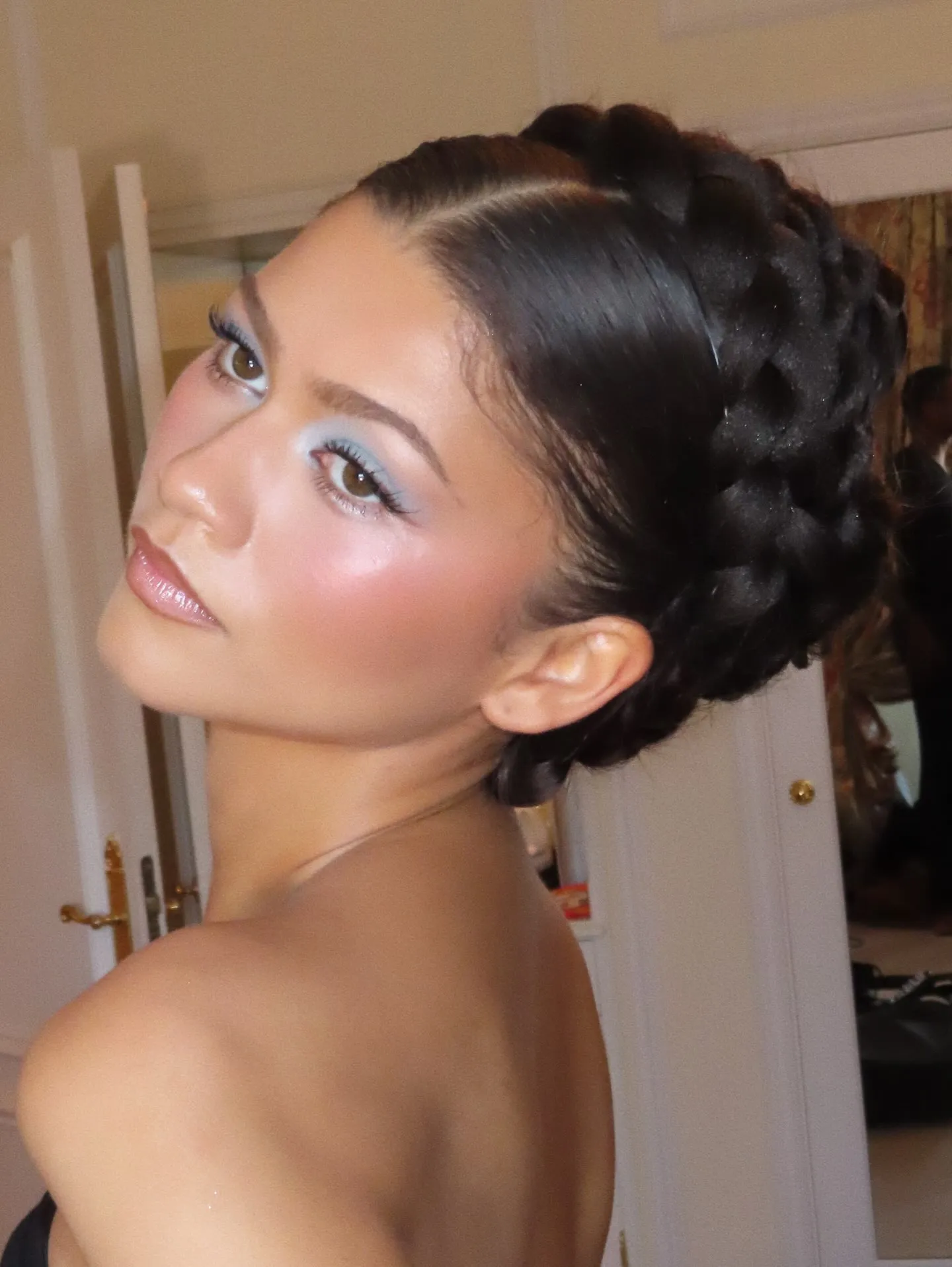 Mái tóc búi gọn gàng tôn lên đường nét thanh thoát của Zendaya
