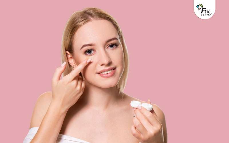 Dùng kem mắt và dưỡng môi